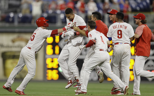 Ozuna misses Altherr’s 2-run 2B in 10th, Phils top Cards 6-5