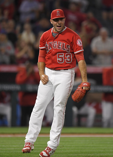 Solid outing by Heaney leads Angels past Blue Jays 2-1