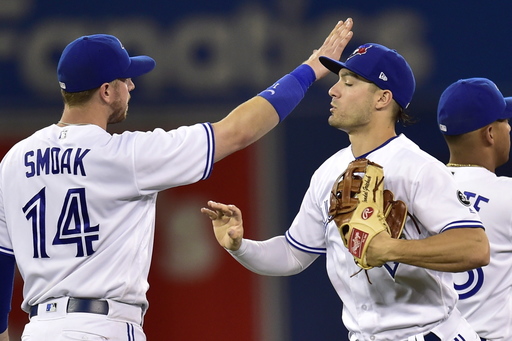 Justin Smoak helps Blue Jays beat Tigers