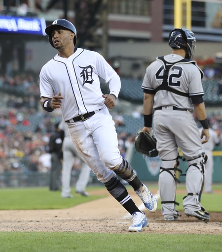 Indians get outfield help, acquire Leonys Martin from Tigers