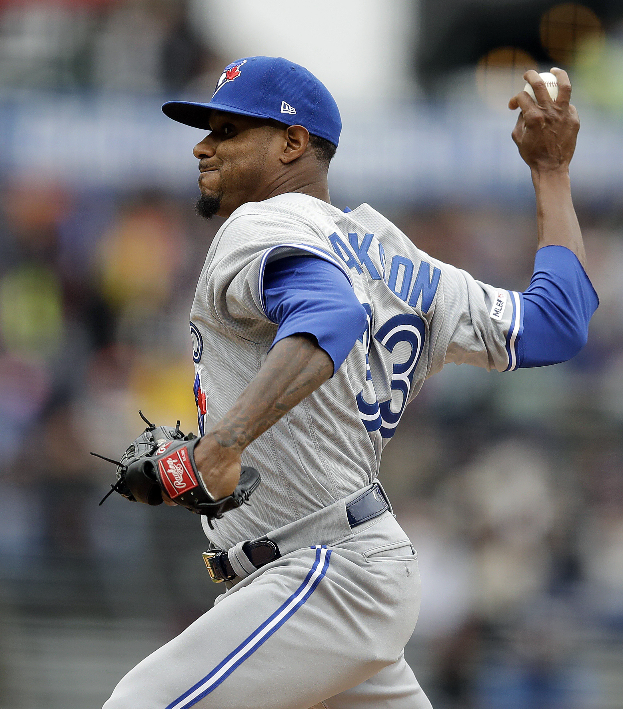 Jackson suits up for record 14th team, Jays lose to Giants