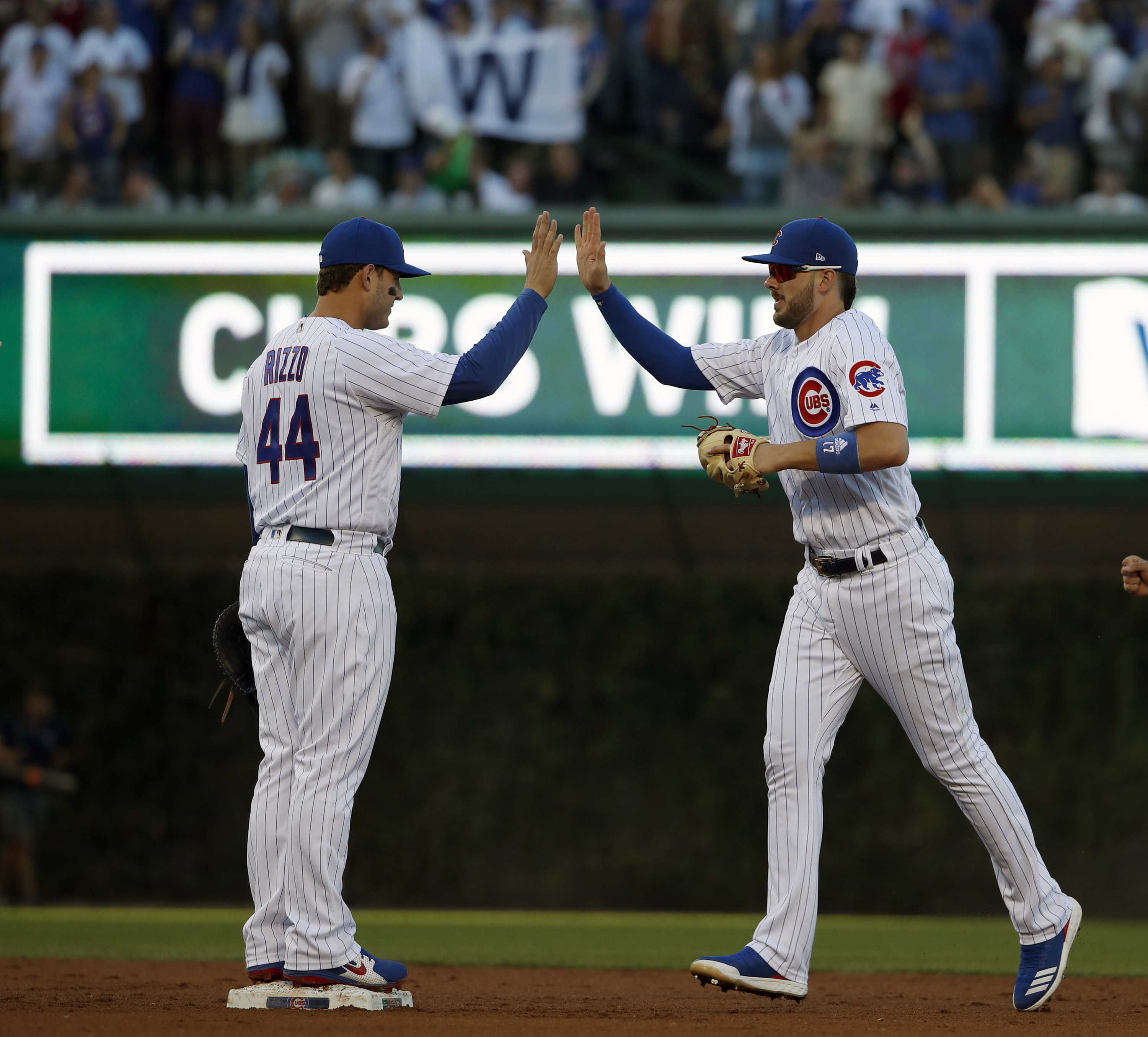 Lester pitches Cubs over Reds 1-0, Chicago maintains lead