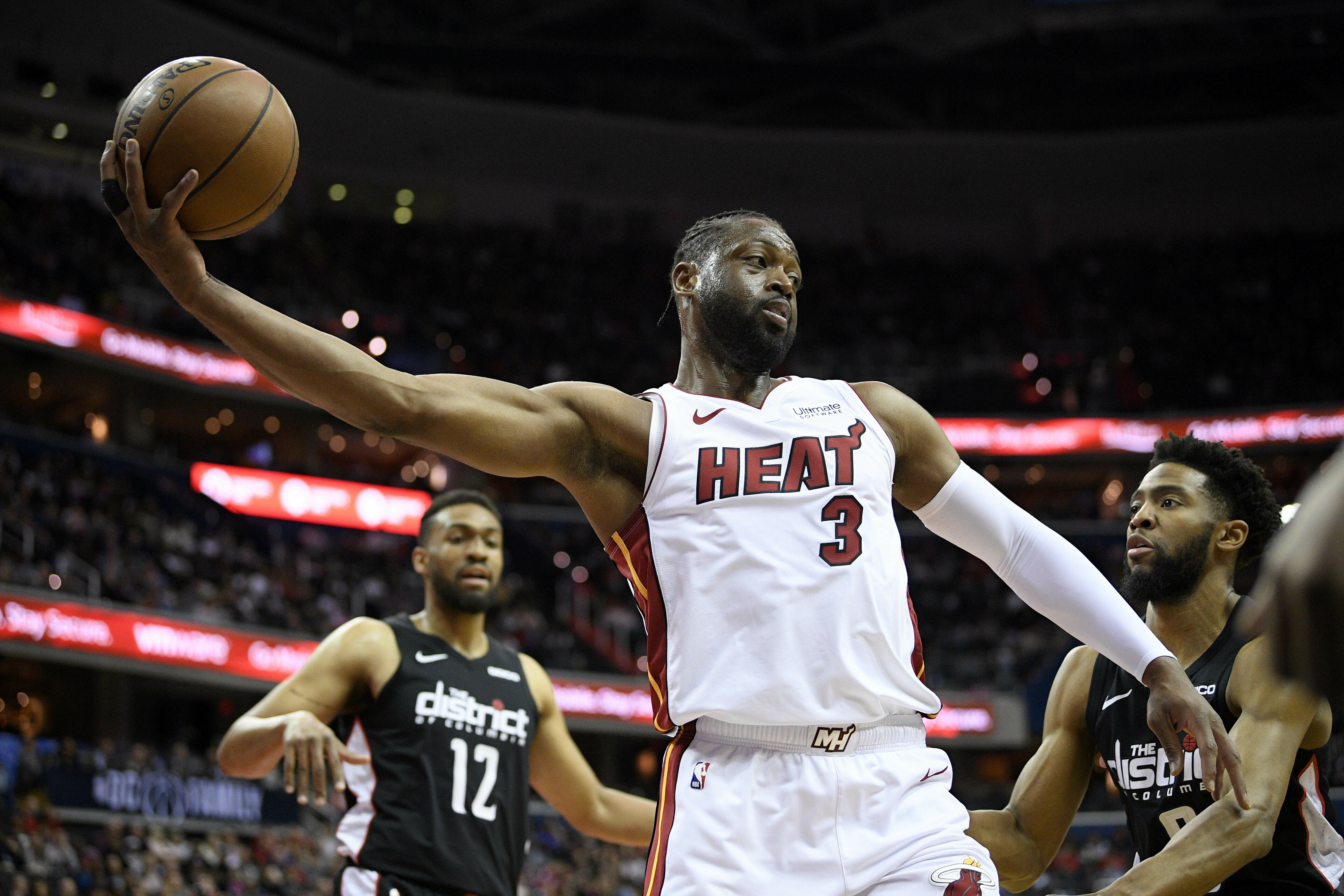 Dwyane Wade scores 20 points, Heat beat Wizards 113-108