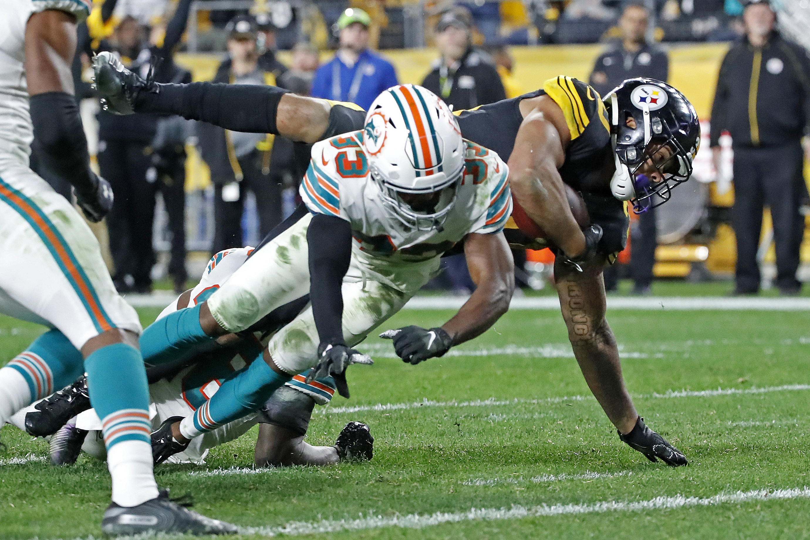 Dolphins still winless, squander lead in loss to Steelers