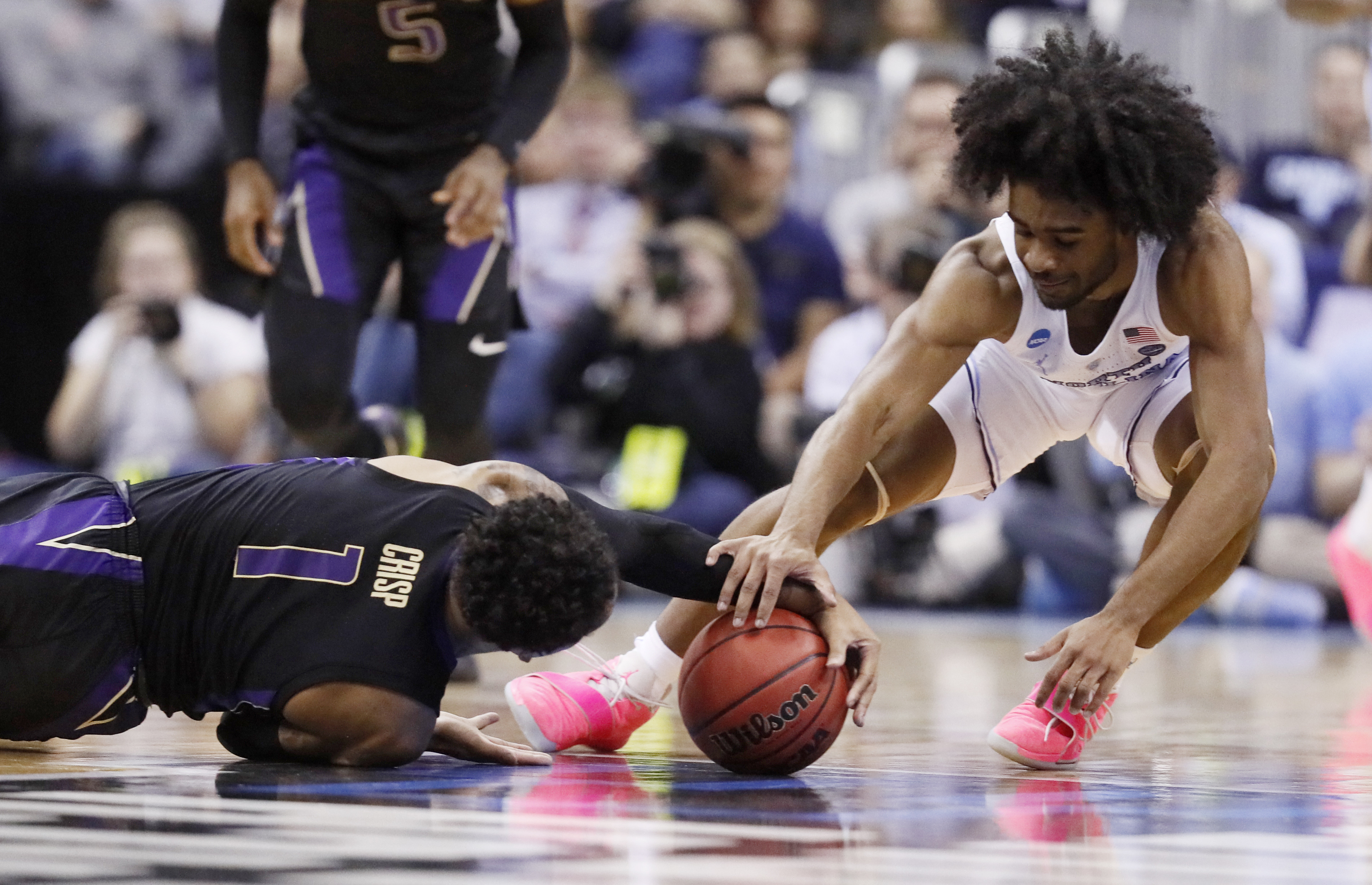 North Carolina returns to Sweet 16, beats Washington 81-59