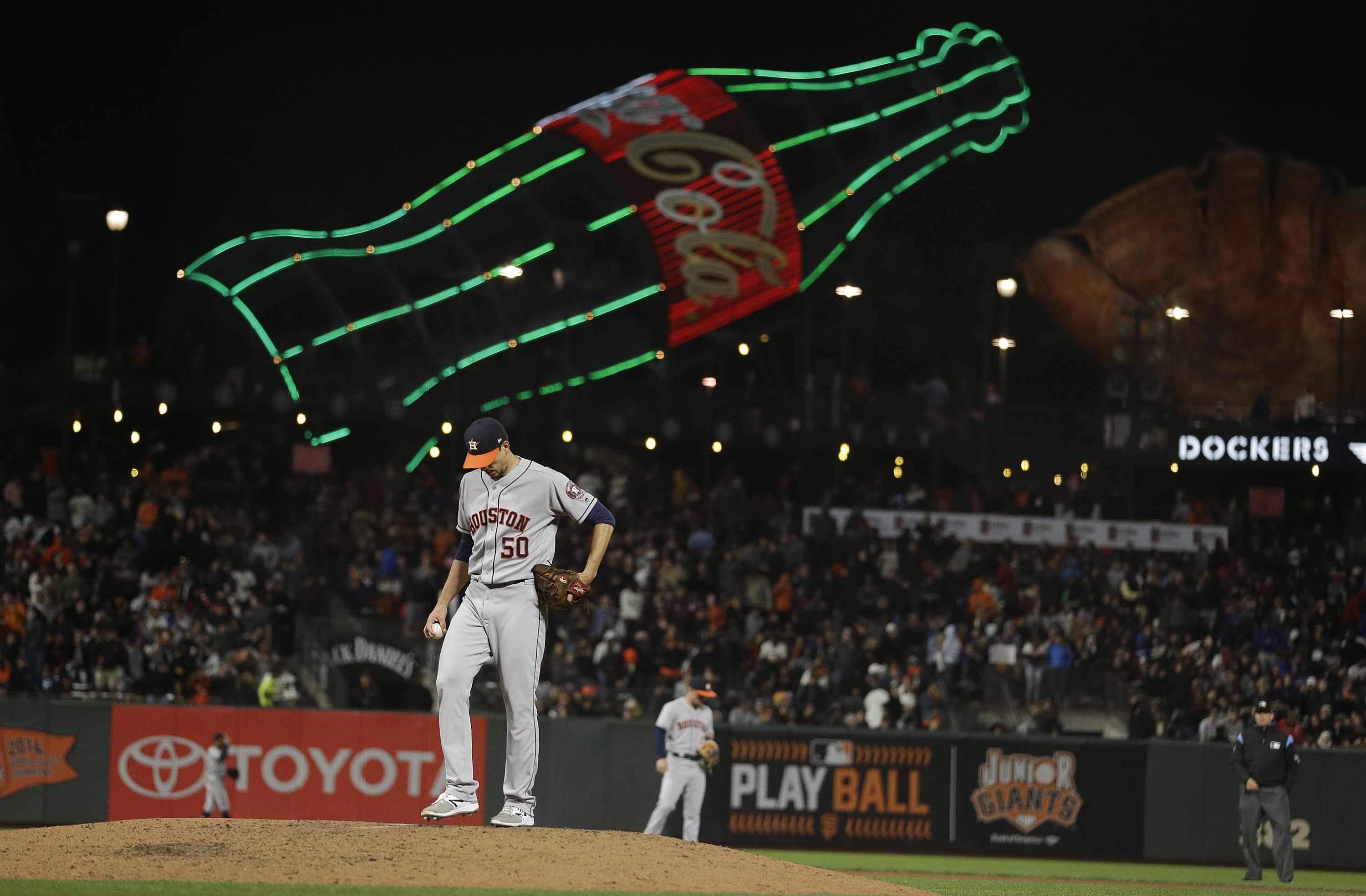 Osuna gets win in return from suspension, Astros top Giants