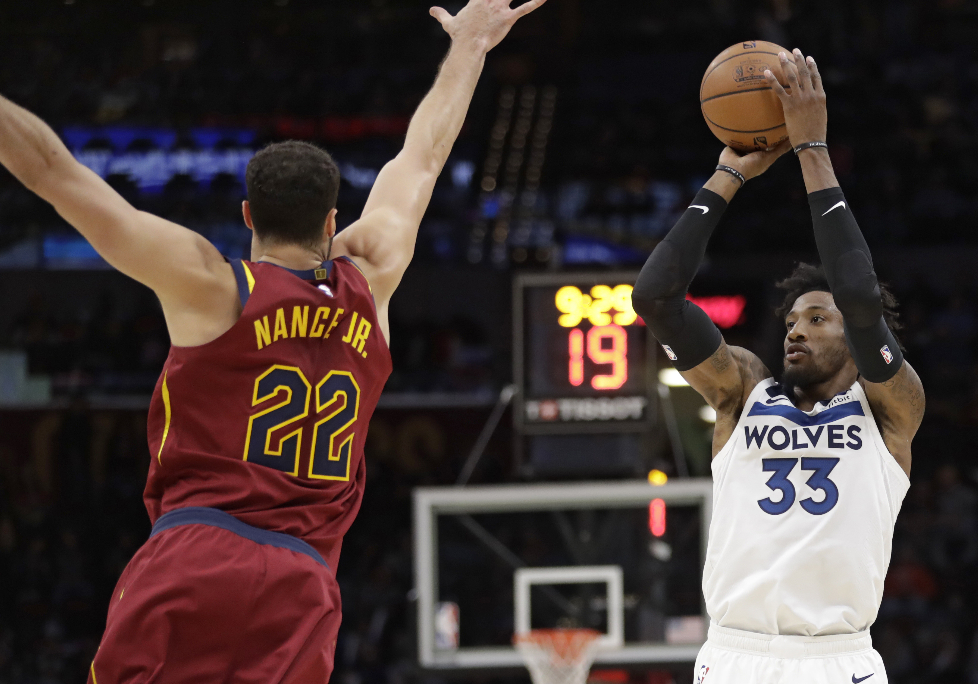 Covington, Towns lead Timberwolves past Cavs, 102-95