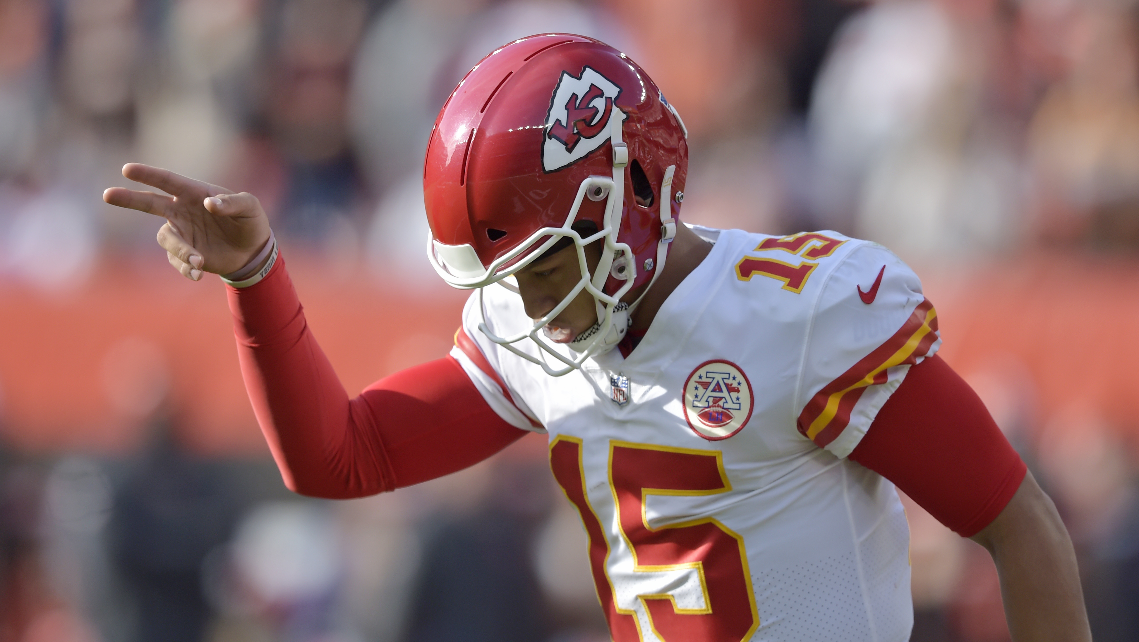 Mahomes passes for 375 yards as Chiefs down Browns 37-21