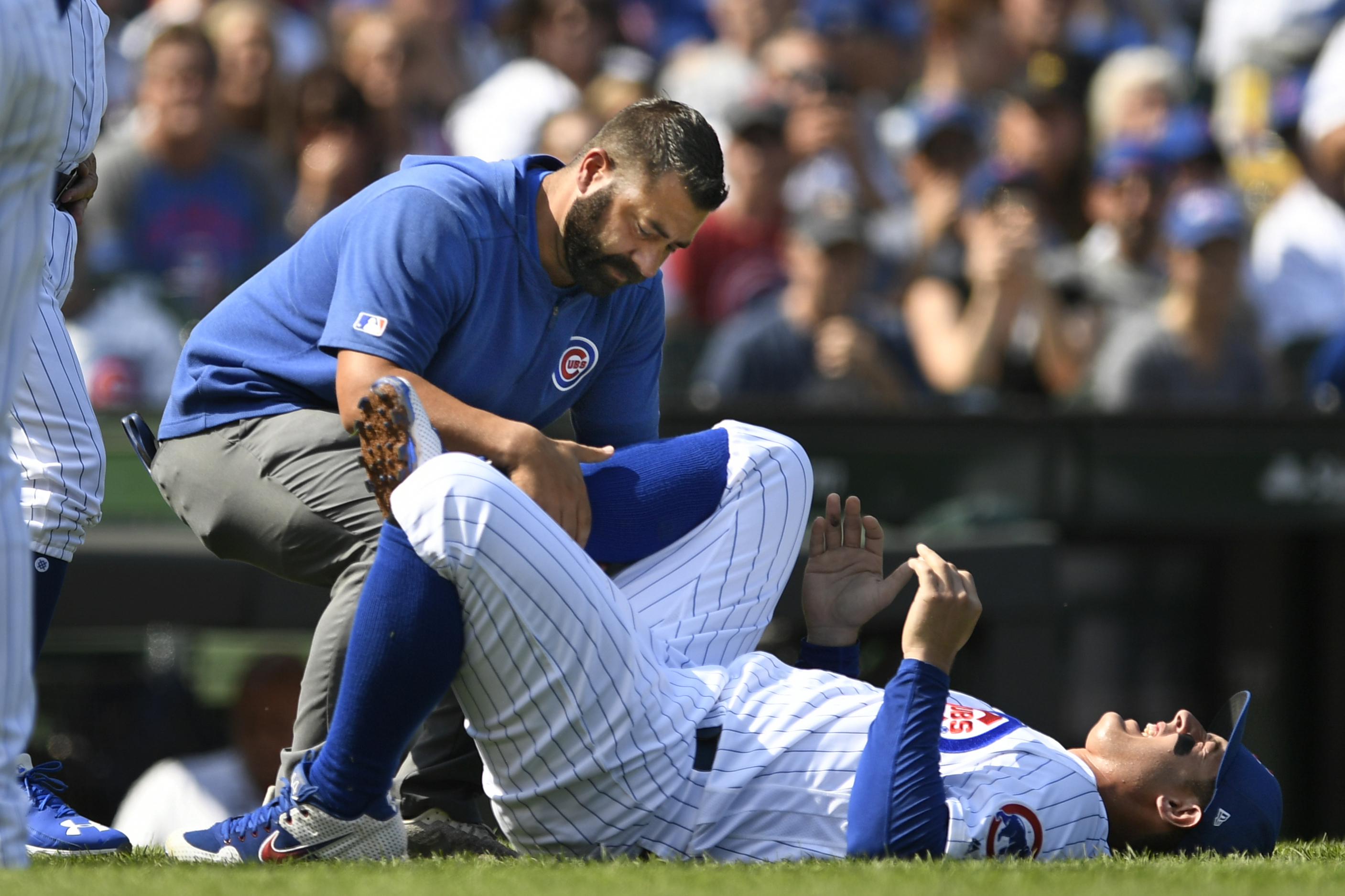 Cubs' Rizzo sprains right ankle, set for MRI on Monday