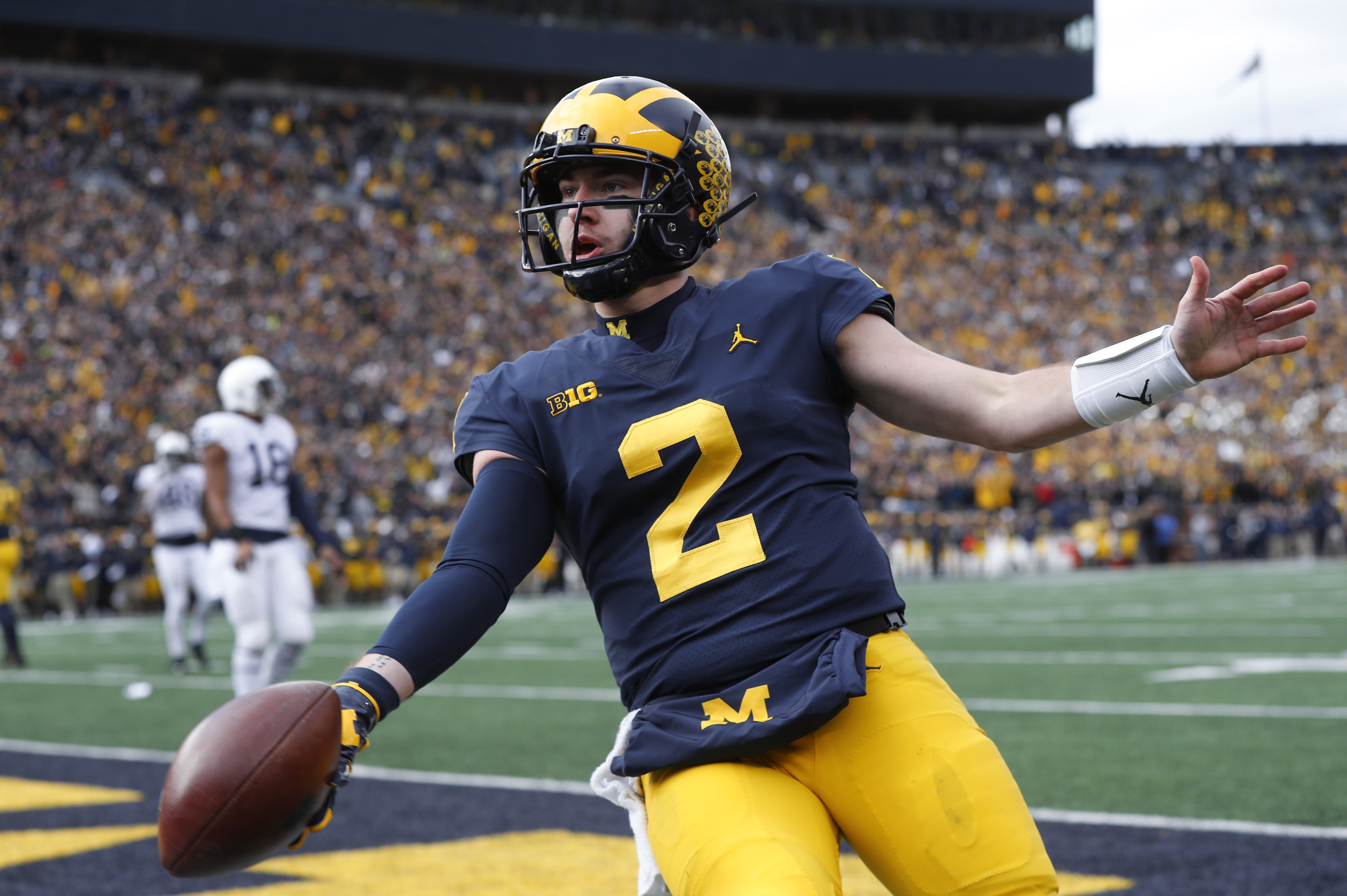 No. 5 Michigan routs Penn State 42-7, wins 8th game in row