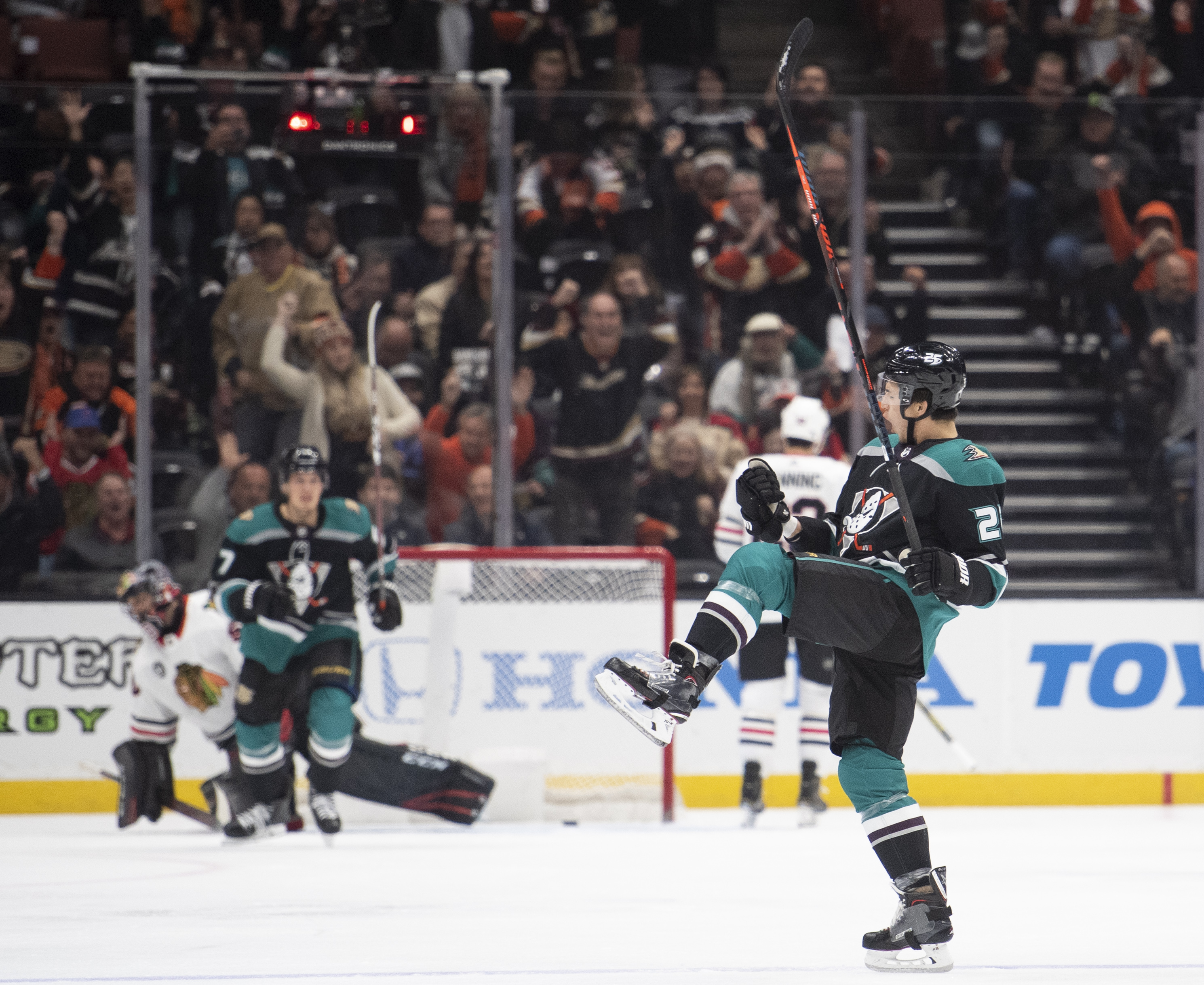 Ducks extend win streak to 5 with 4-2 win over Blackhawks