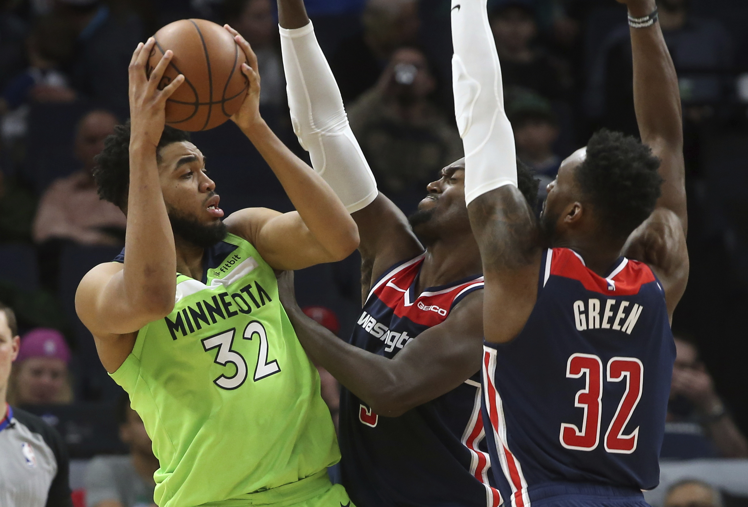 Timberwolves C Towns sidelined by sore knee