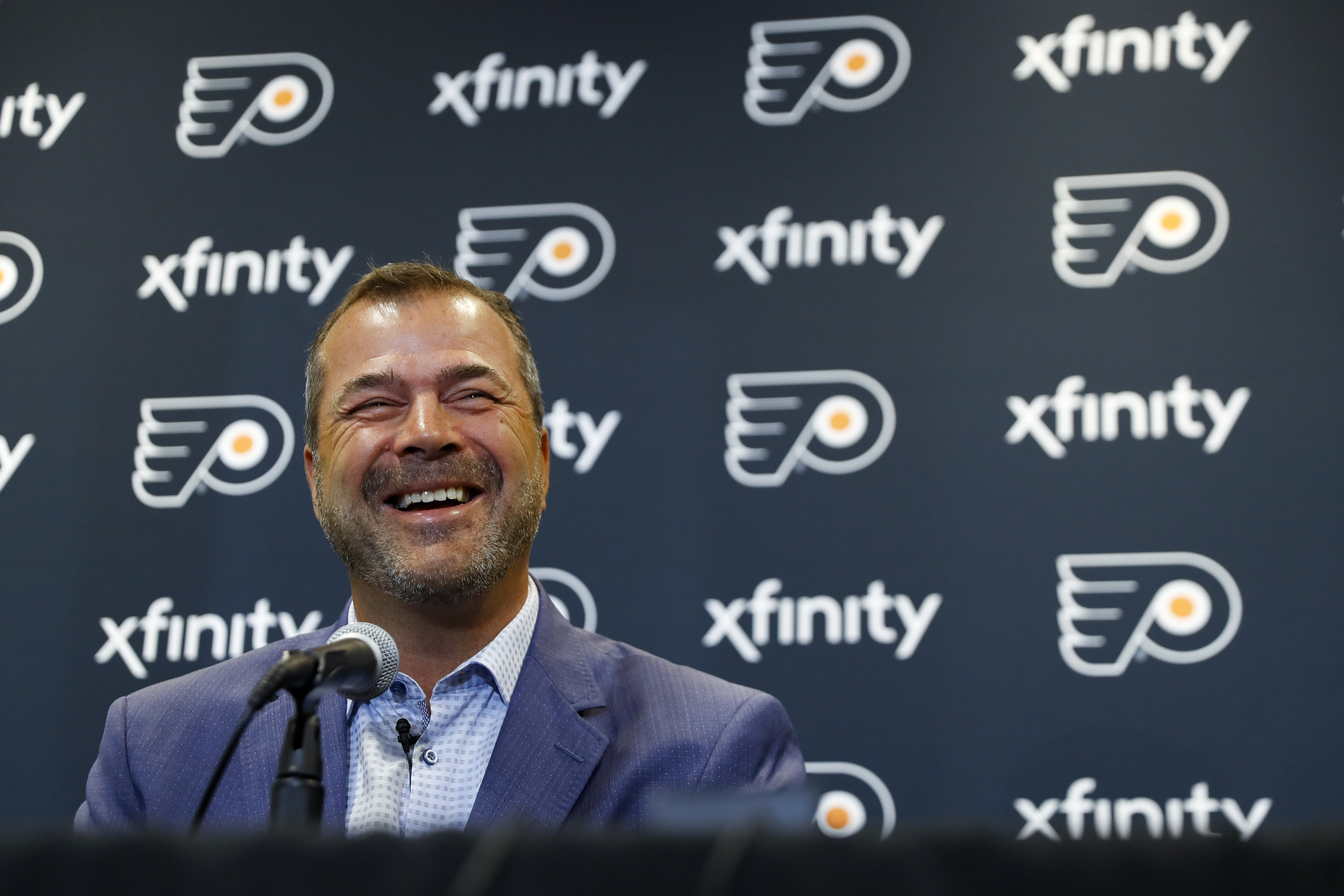 Flyers counting on new coach Vigneault to lead them to title