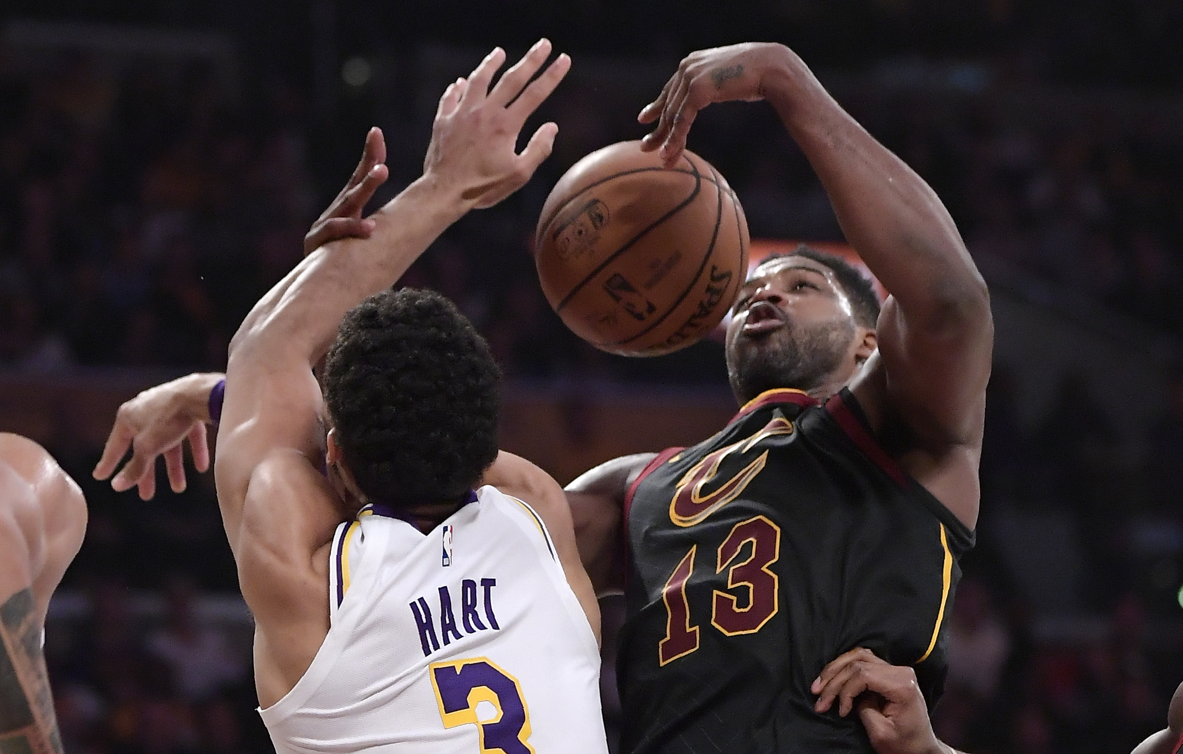 Cavs stun Lakers 101-95 to end 12-game losing streak