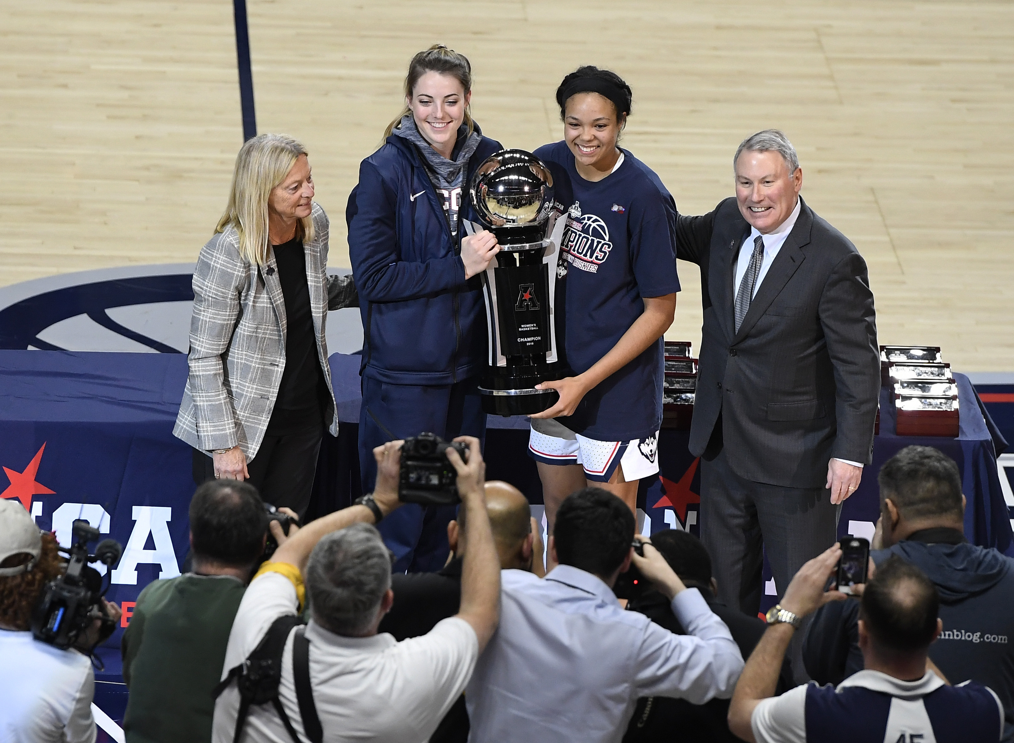 Collier leads No. 2 UConn to 6th straight AAC tourney title