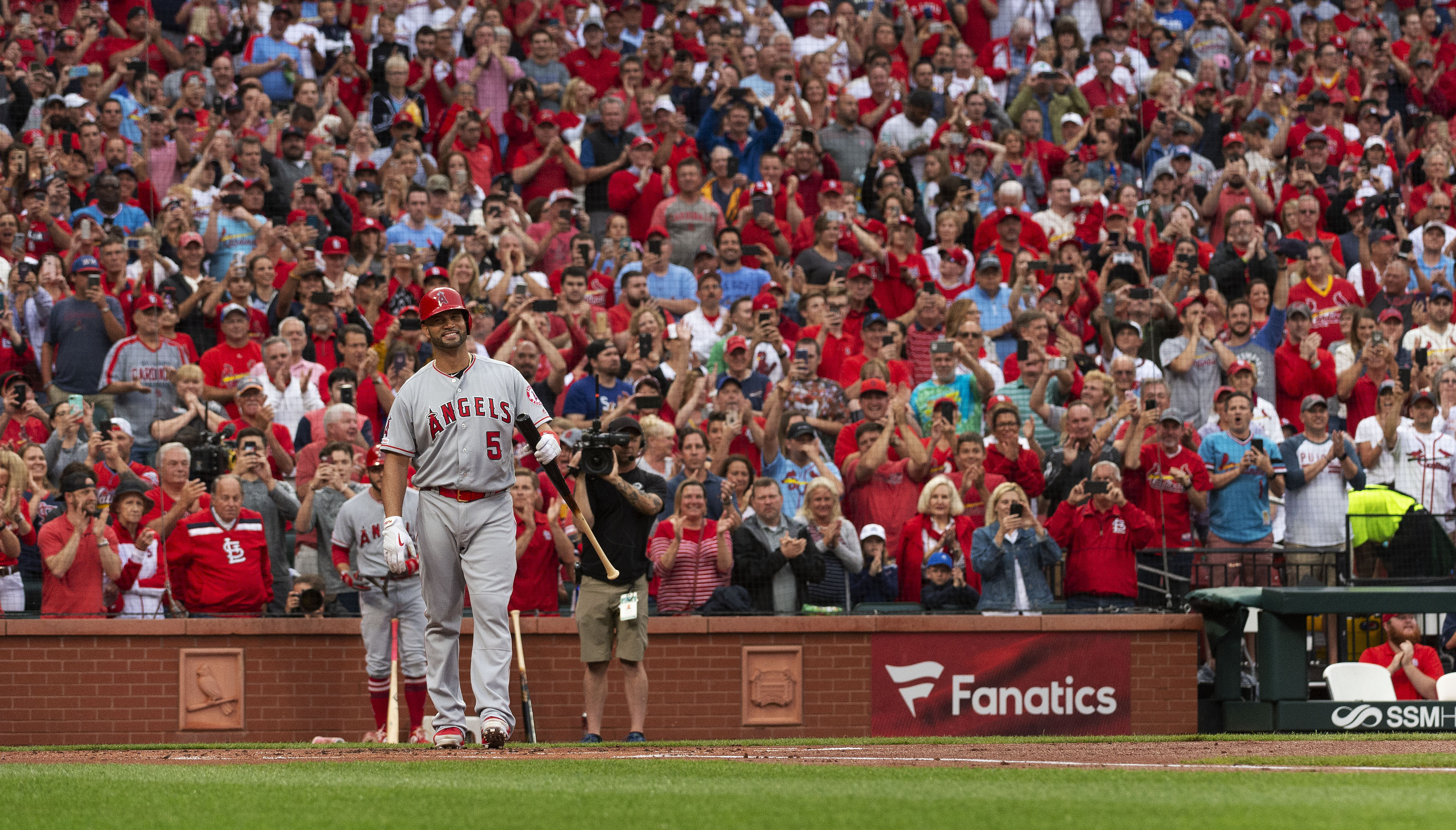 Cards fans salute Angels star Pujols in return to St. Louis