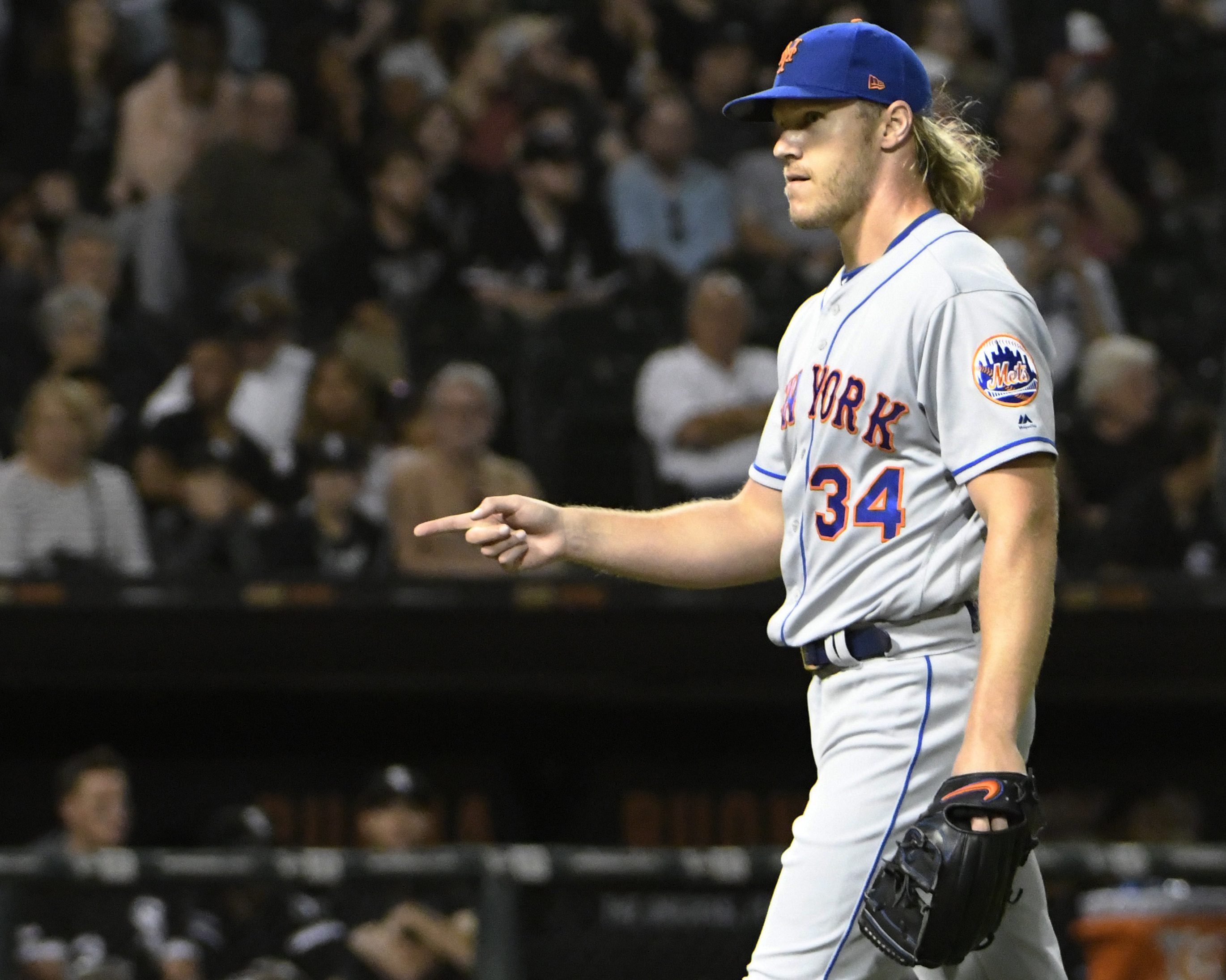 Syndergaard puts aside talk, shines as Mets win 5th straight
