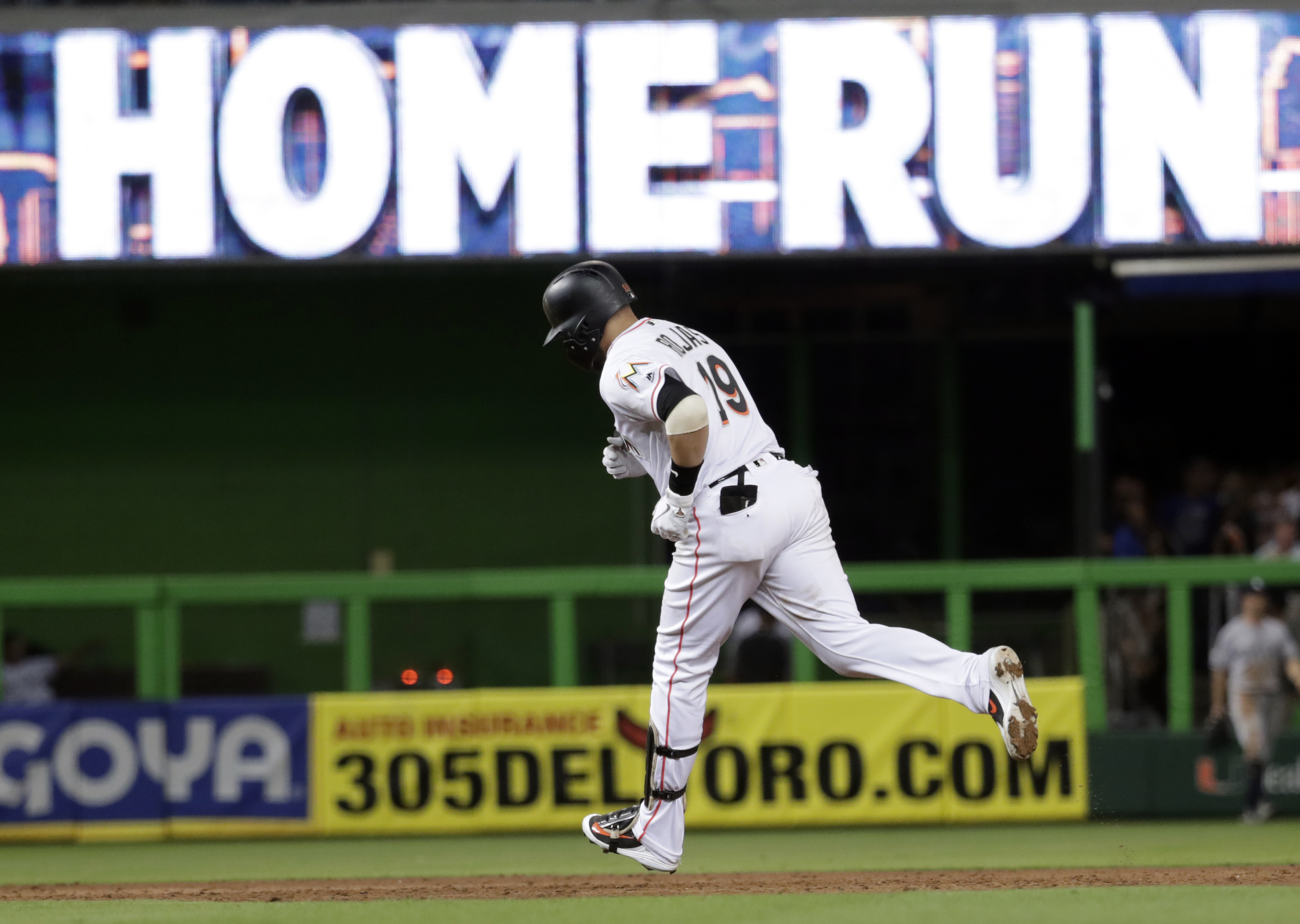 5-run 6th against Lynn helps Marlins beat Yankees 9-3