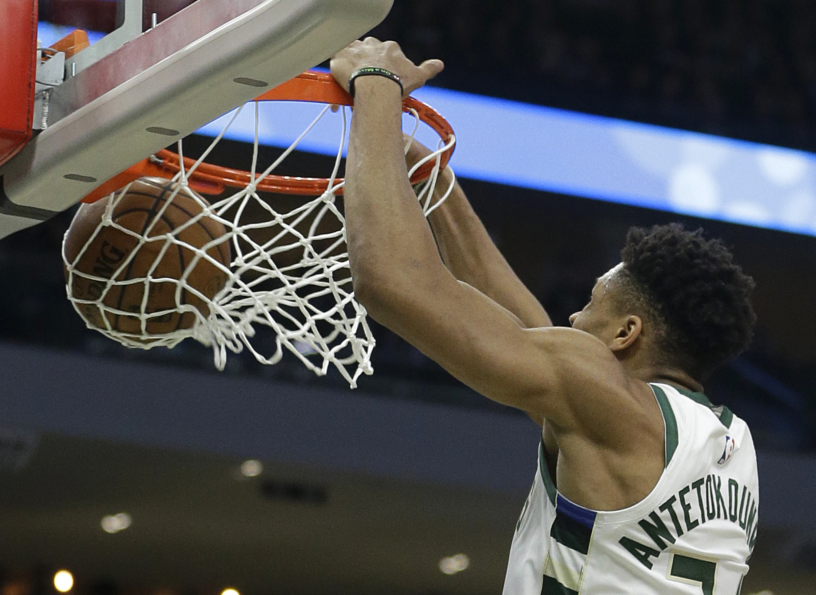 Antetokounmpo, Bucks pound Pistons 121-86 in opener