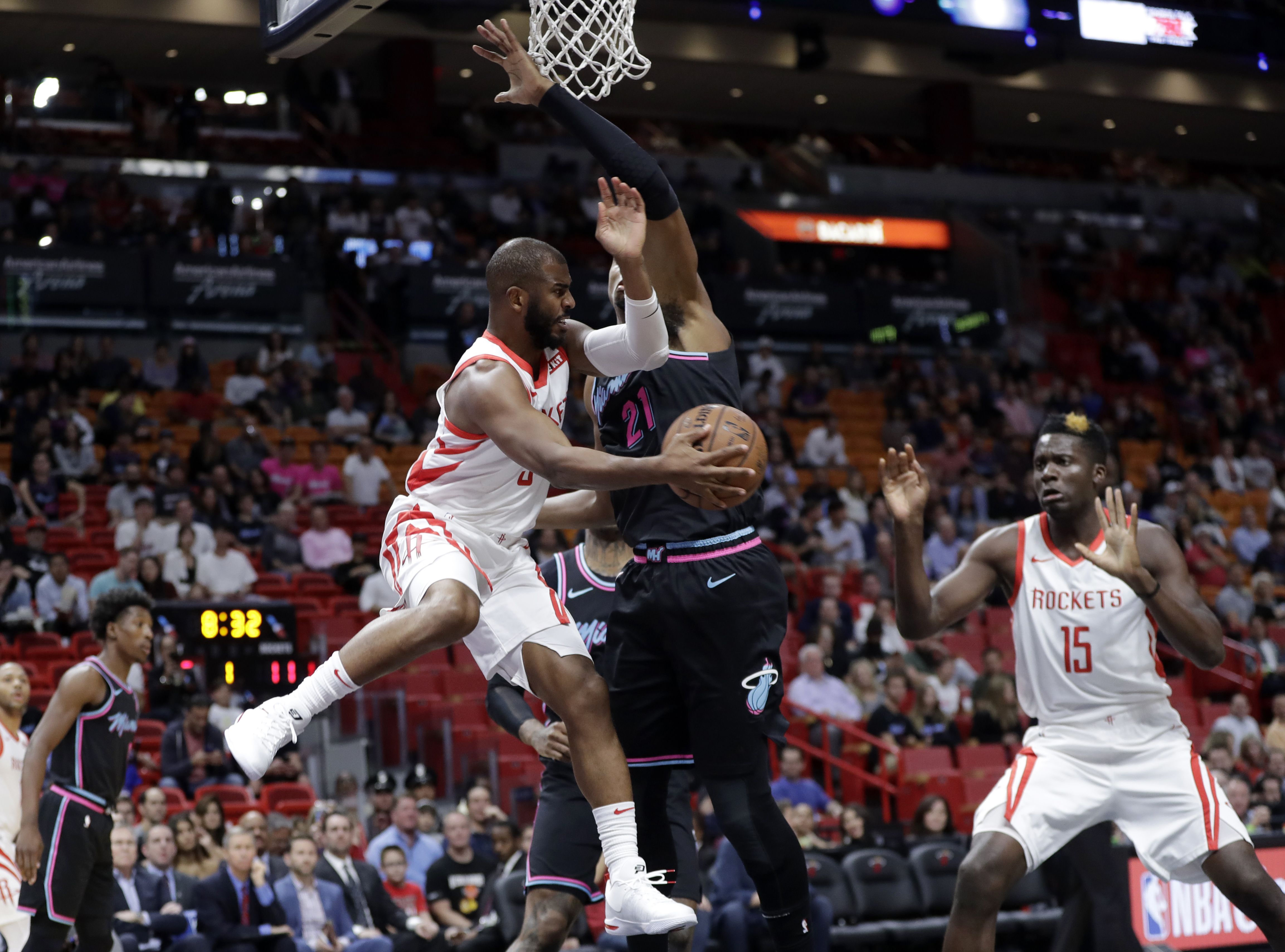 Chris Paul strains left hamstring, leaves Houston-Miami game