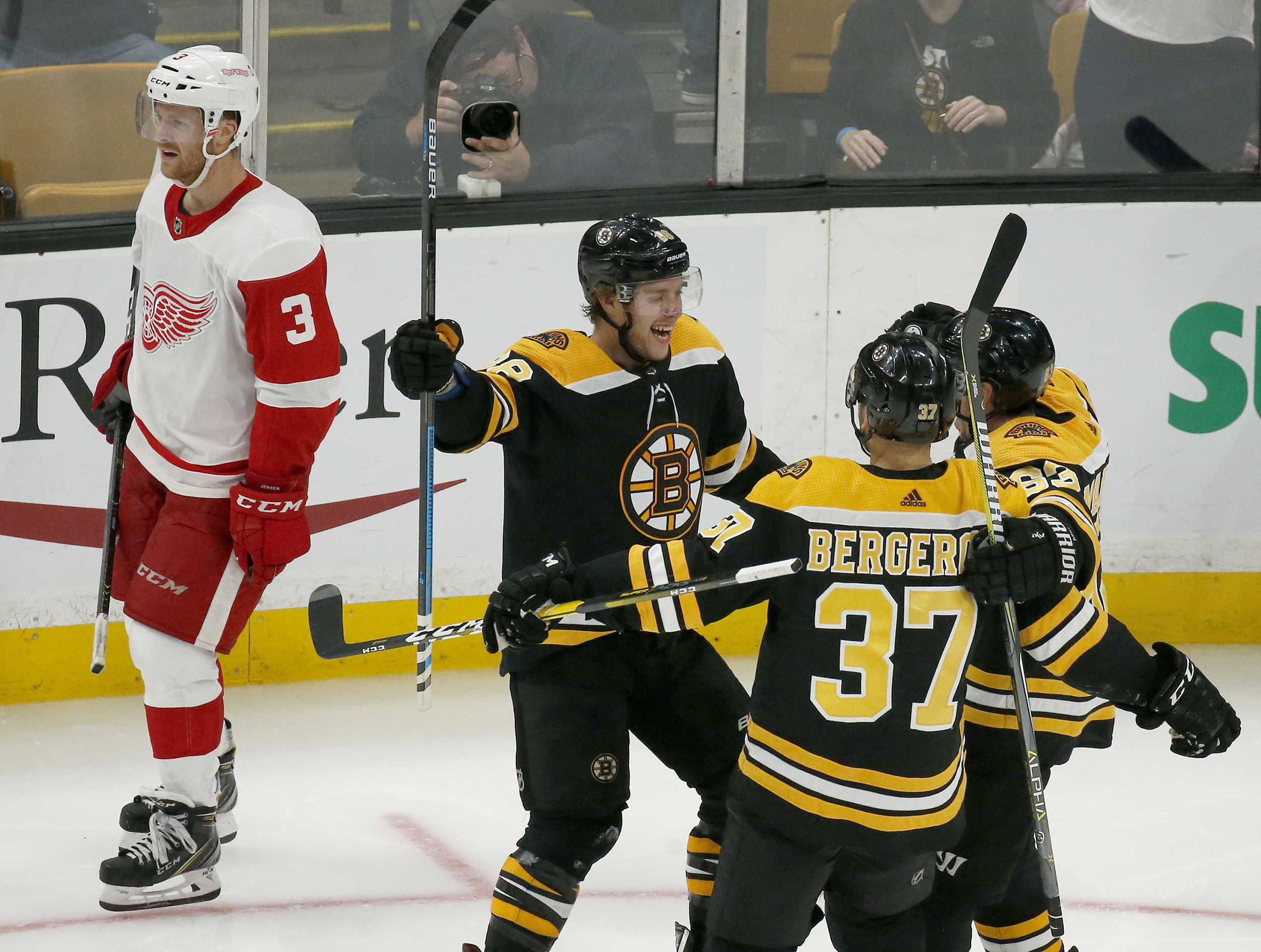 Pastrnak gets hat trick, Bruins rout winless Red Wings 8-2