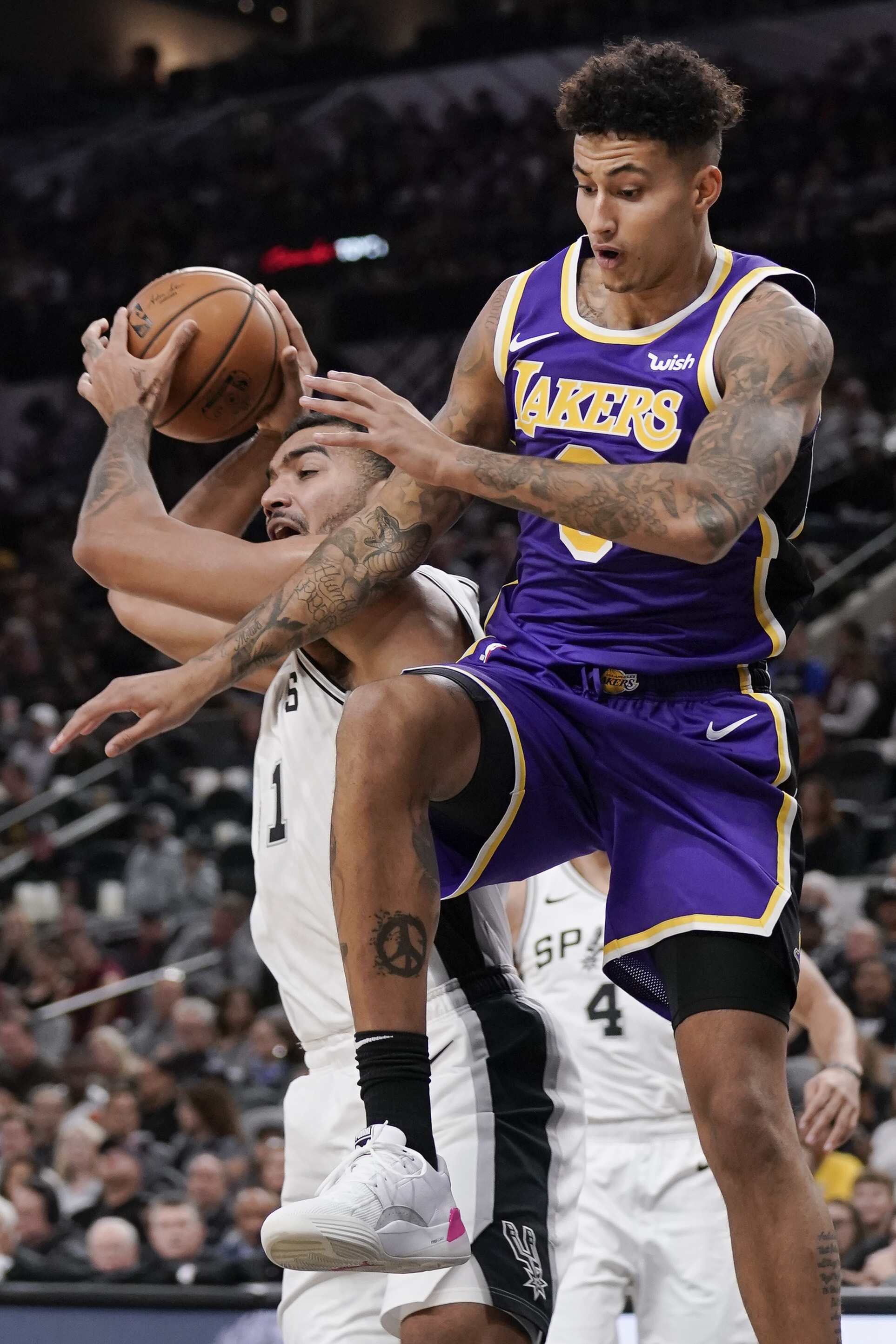 LeBron James, Anthony Davis lead Lakers past Spurs