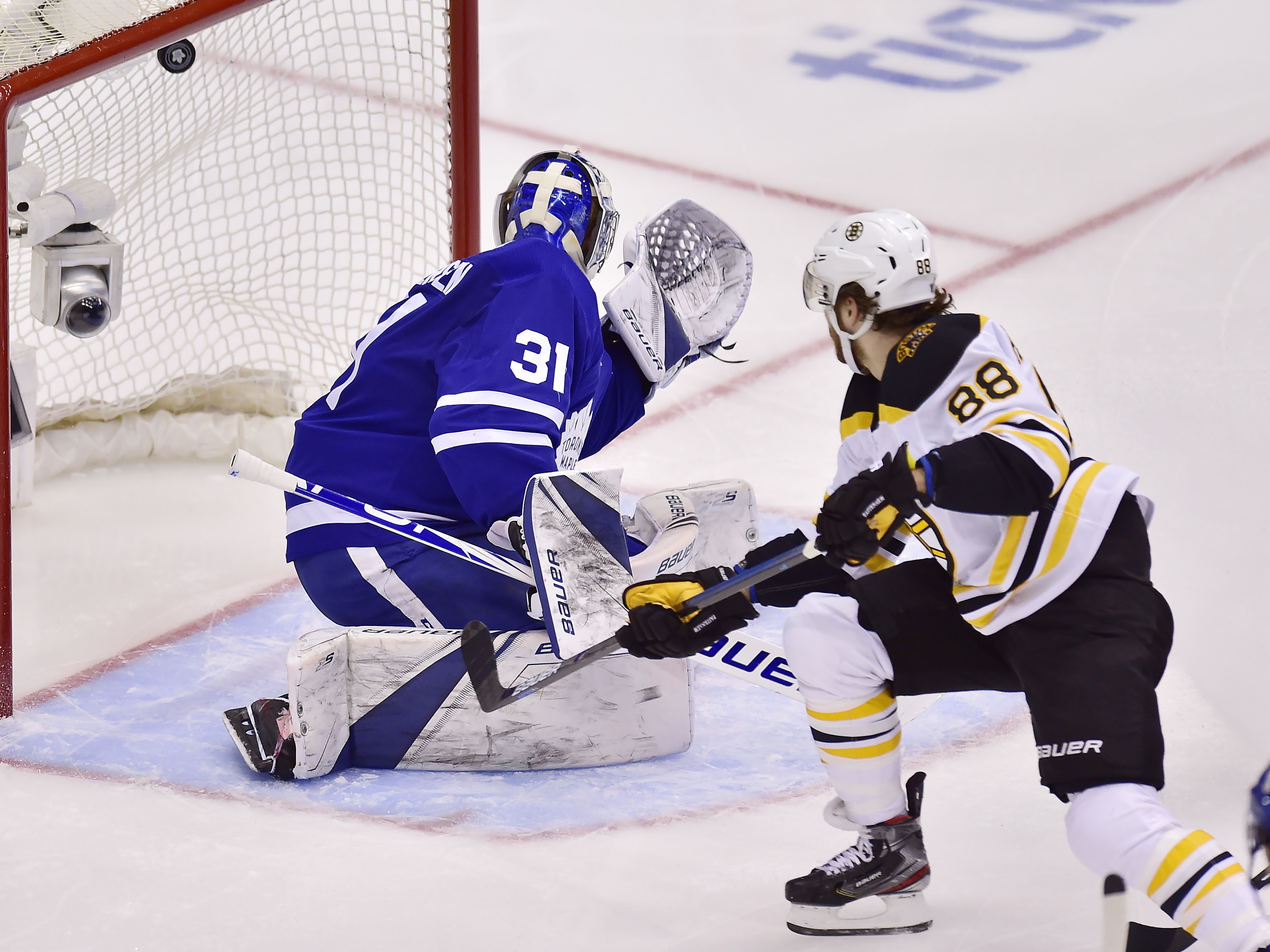 Bruins hold off Maple Leafs 6-4 to tie series