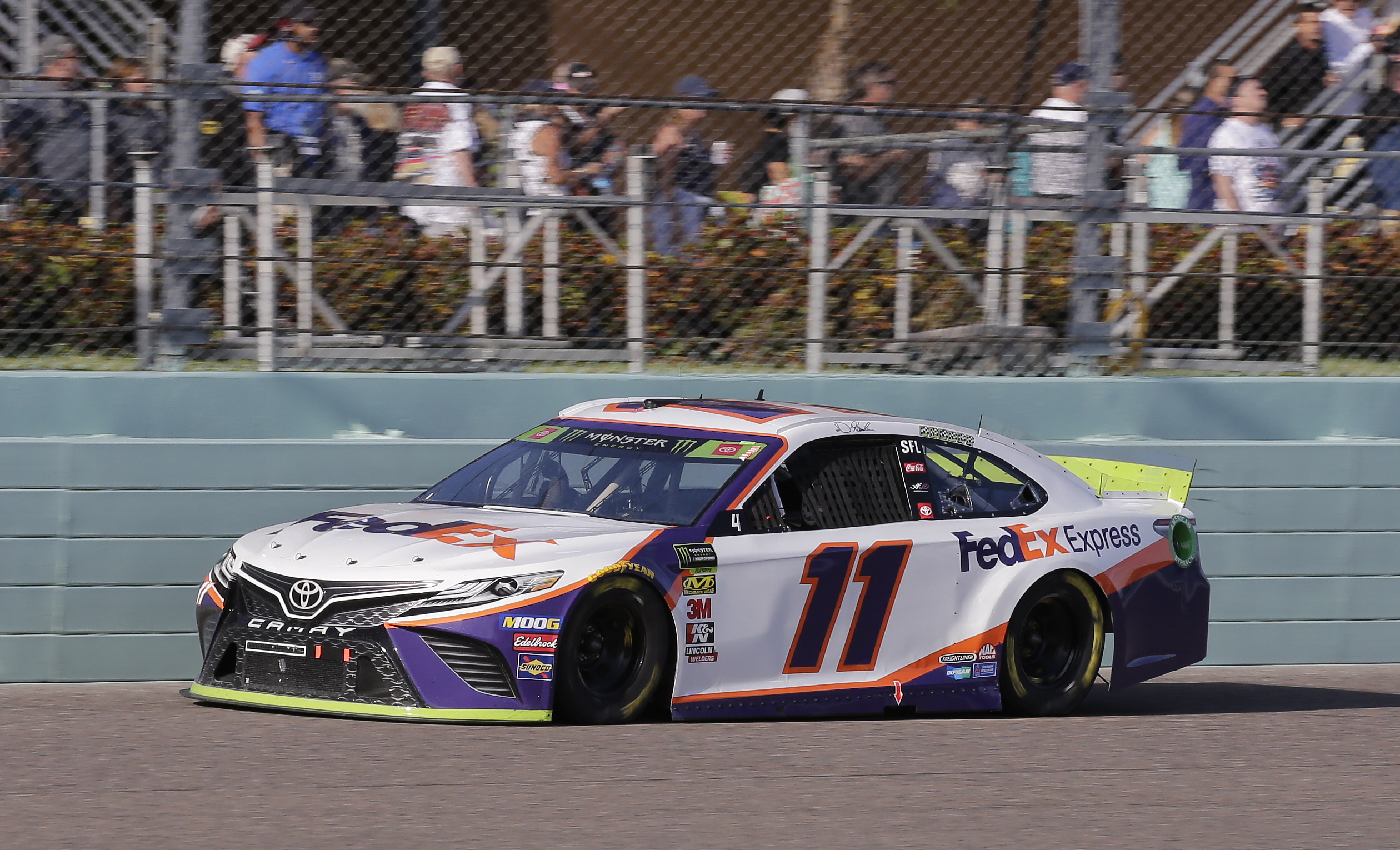 Sticky Situation: Hamlin’s title run ends with tape gaffe