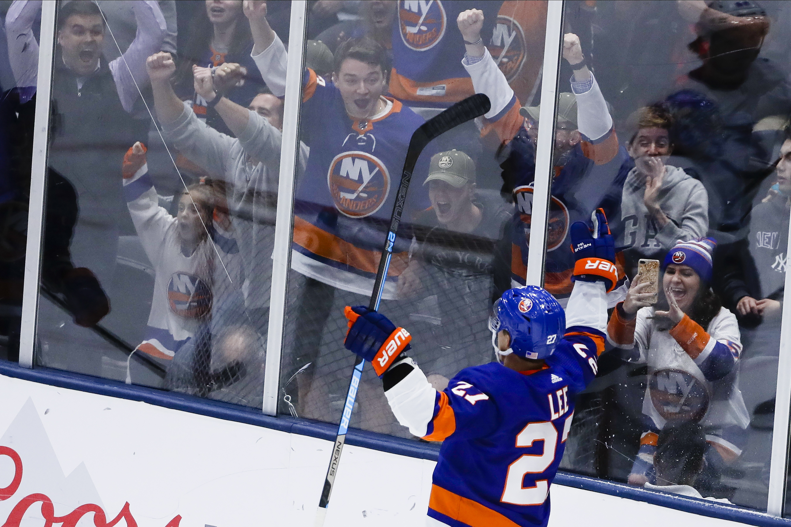 Lee helps Islanders beat Lightning 5-2 for 8th straight win