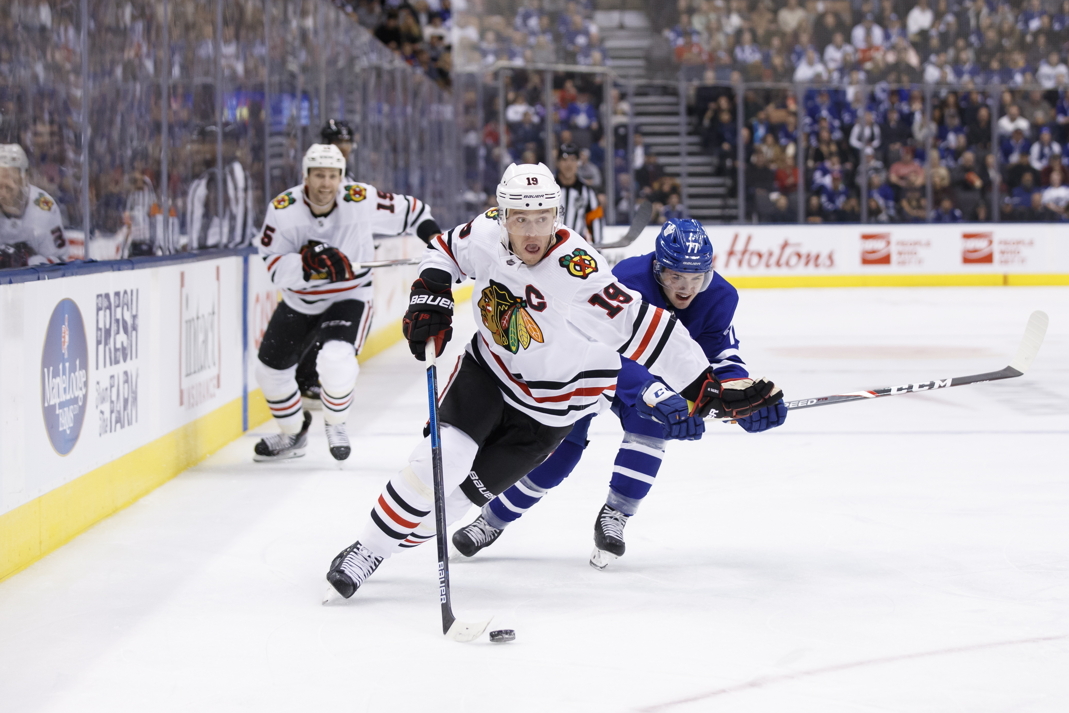 Toews shines as Blackhawks beat Maple Leafs 6-2