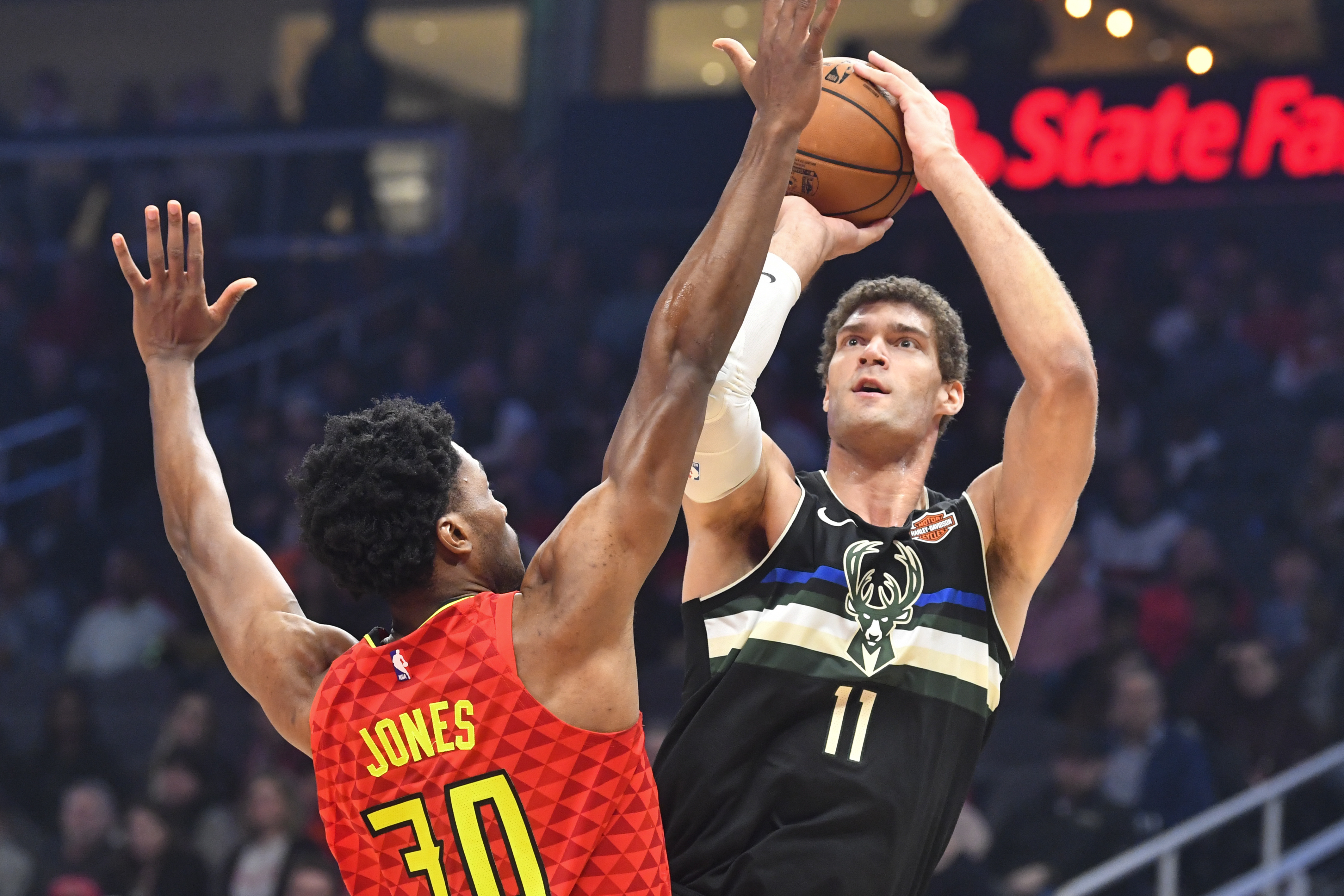 Bucks cruise past Hawks without injured Antetokounmpo