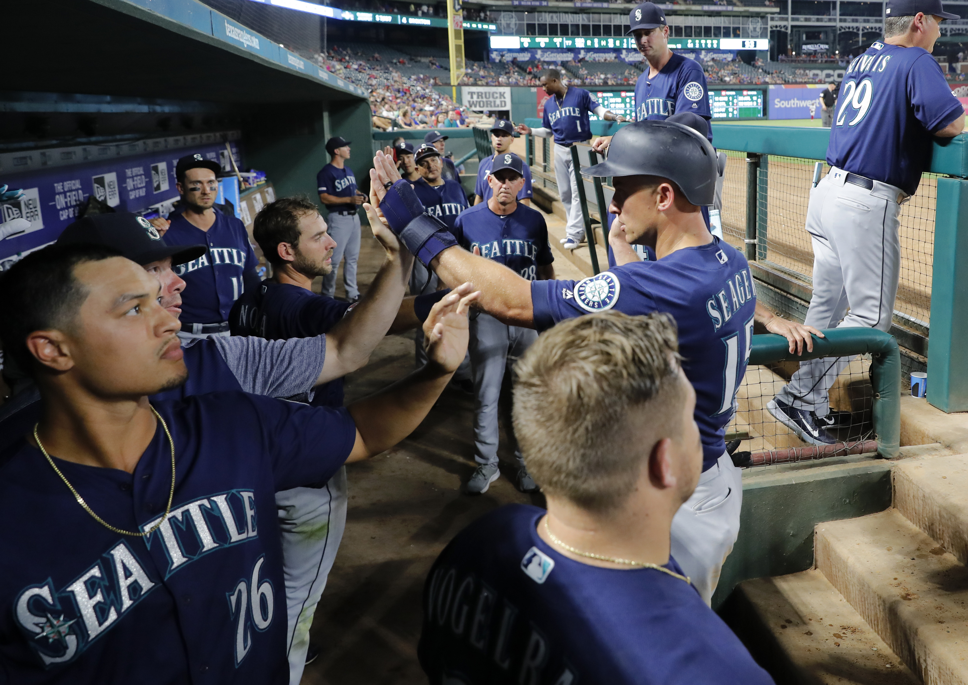 Six-pack for M's: Seattle wins 6th in row, 8-5 at Texas