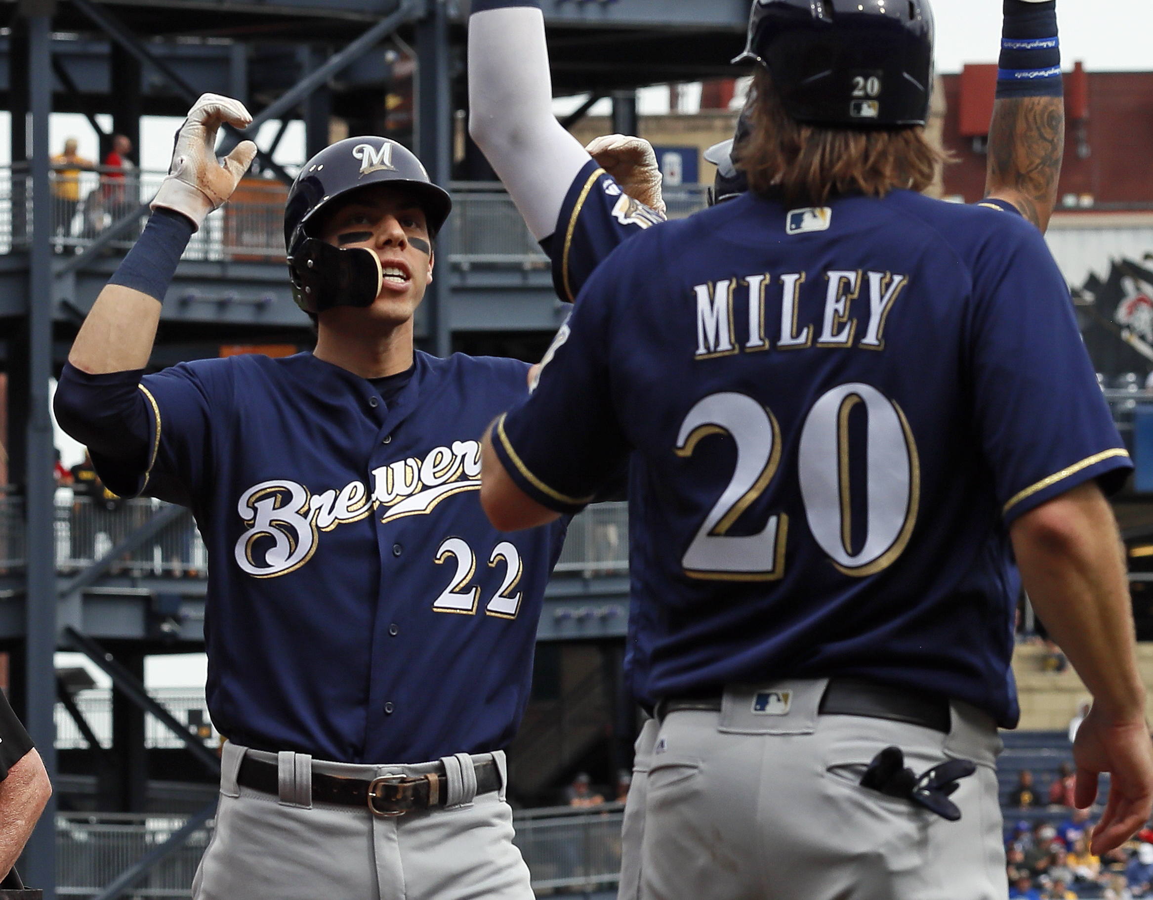 Brewers cruise past Pirates, move closer to playoff berth