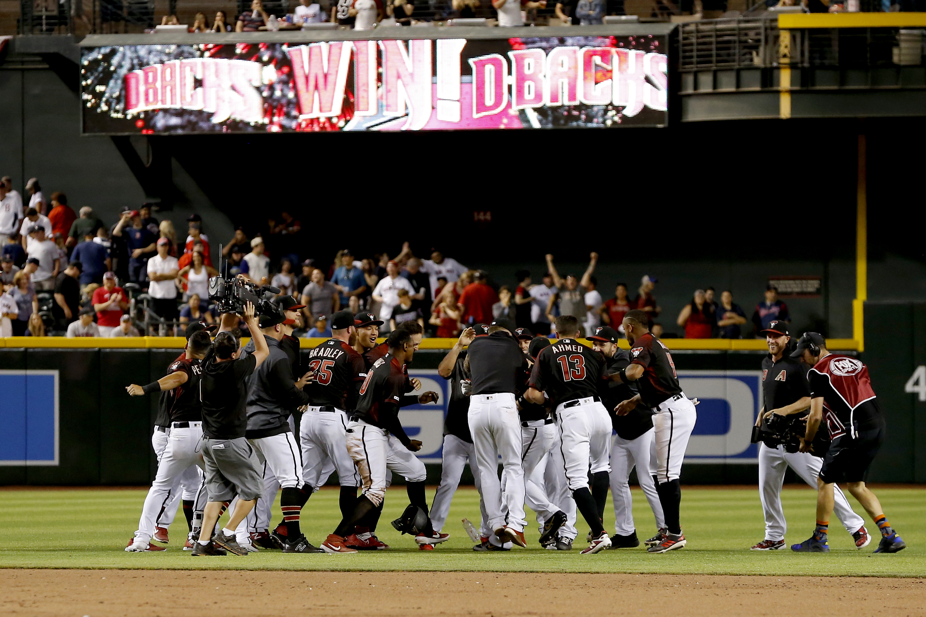 Kelly’s hit lifts D-backs in 9th, Red Sox fall to 2-8