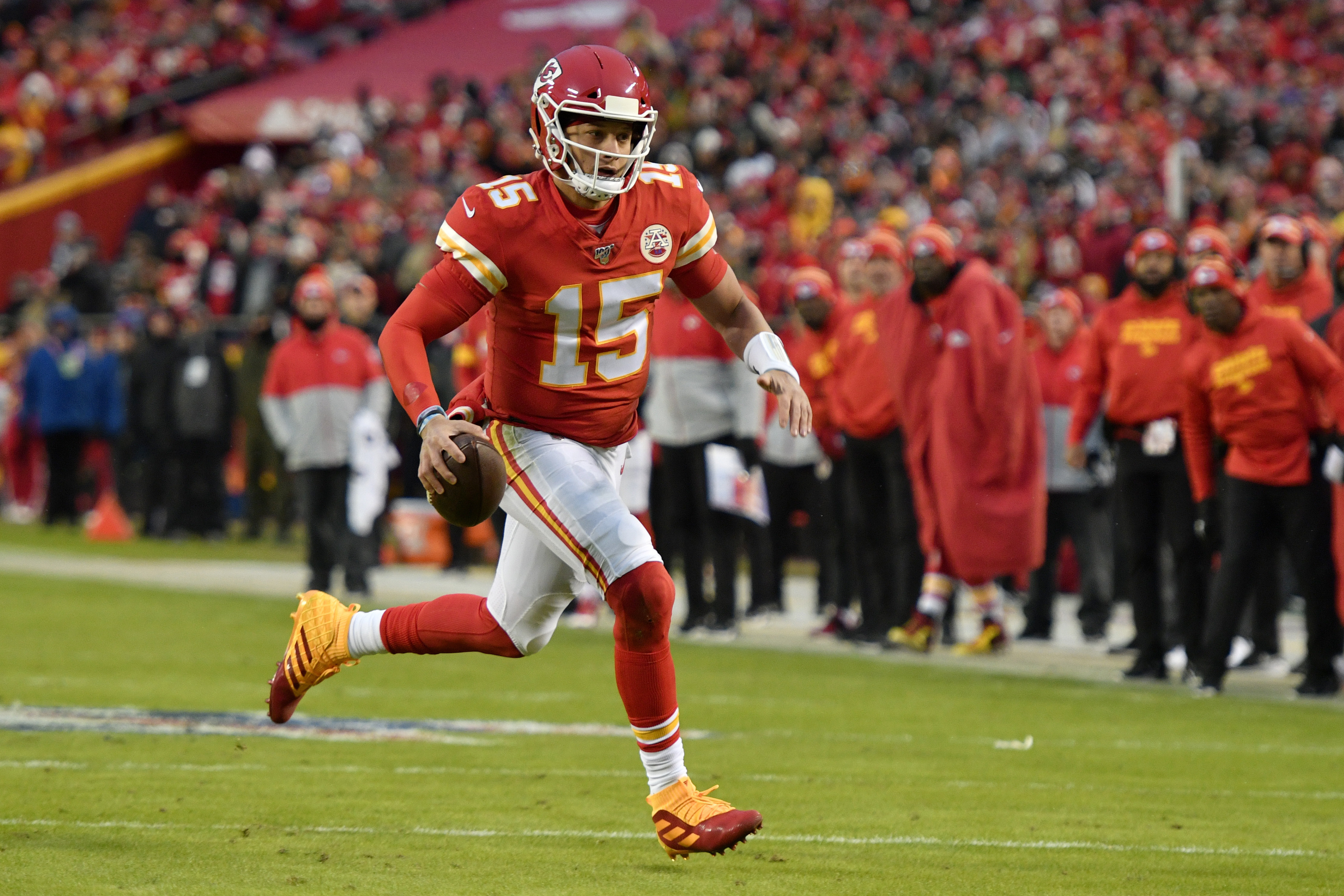 Chiefs rout Raiders 40-9 to seize AFC West control