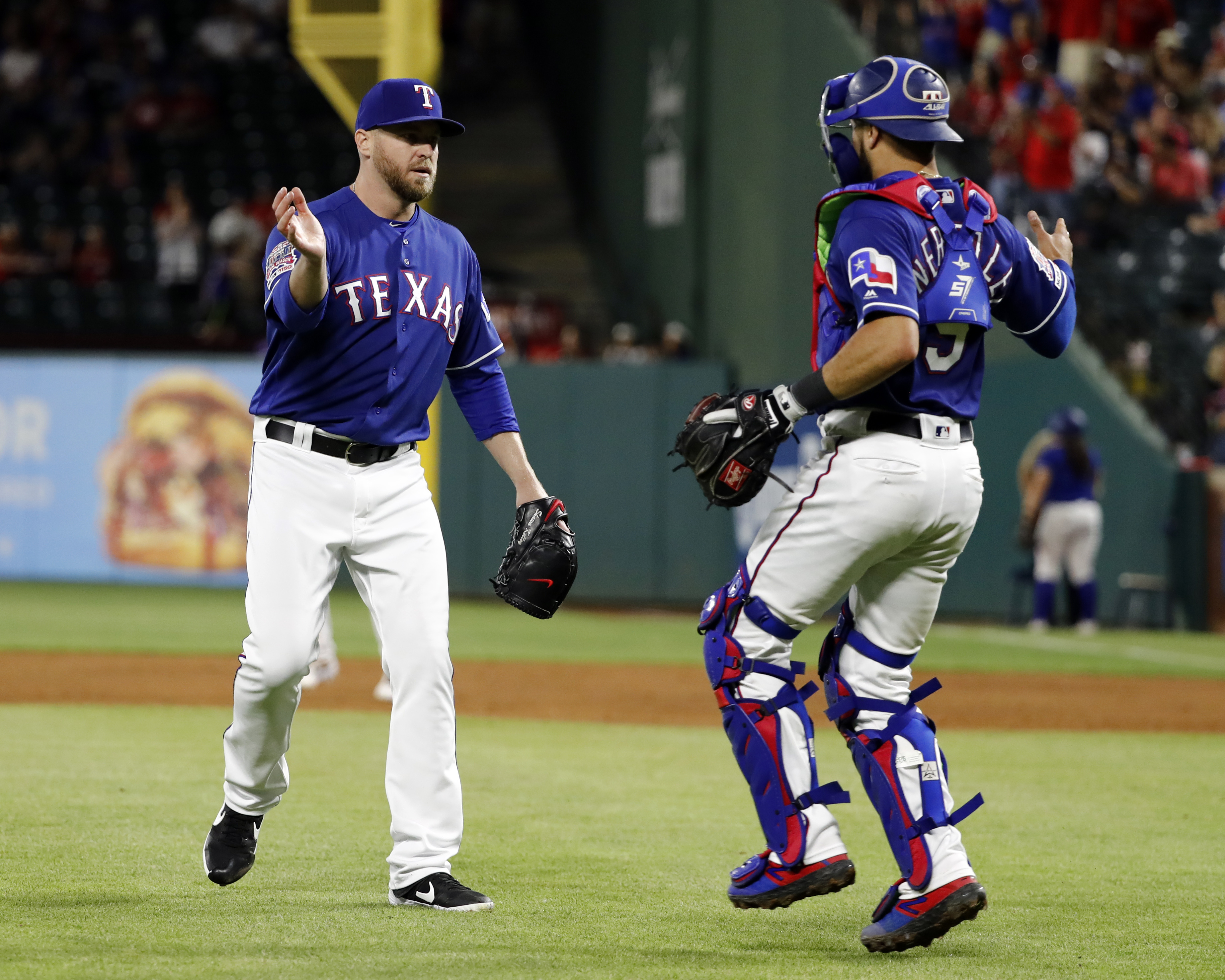 Rangers reliever Kelley has lumps removed from throat