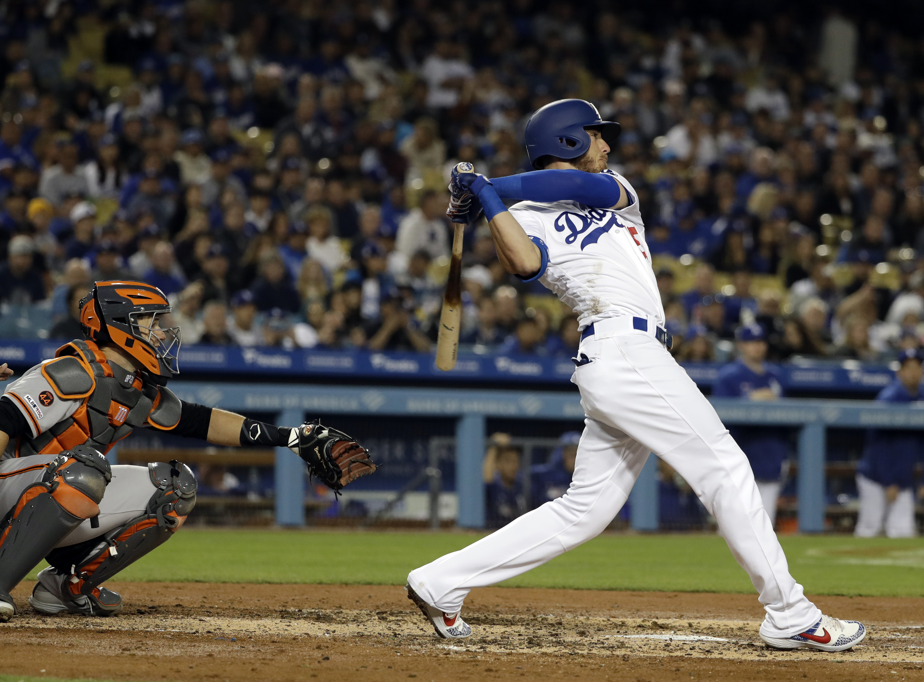 Dodgers survive messy 9th to edge Giants 6-5