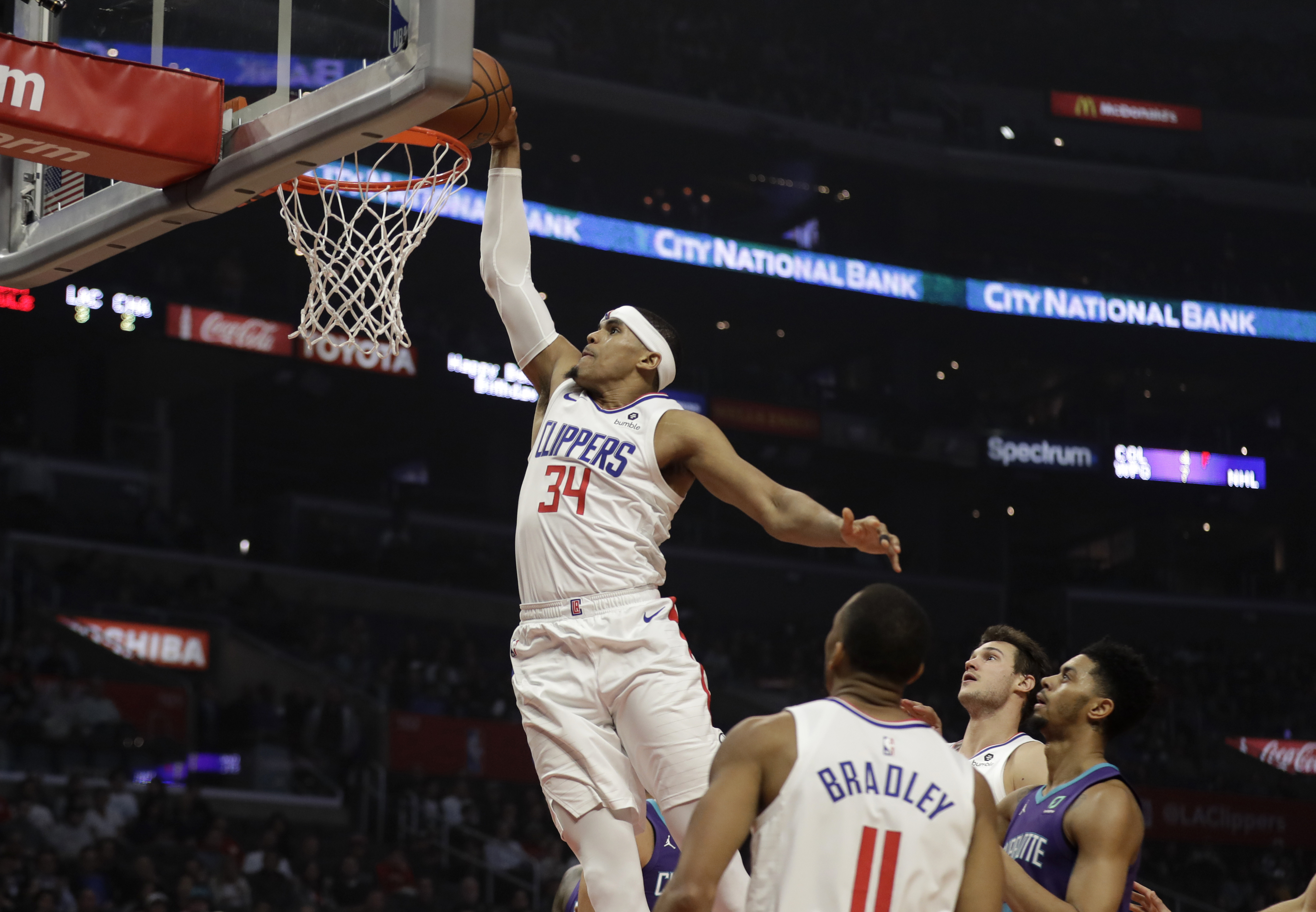 Clippers beat Hornets 128-109 for 9th straight time at home