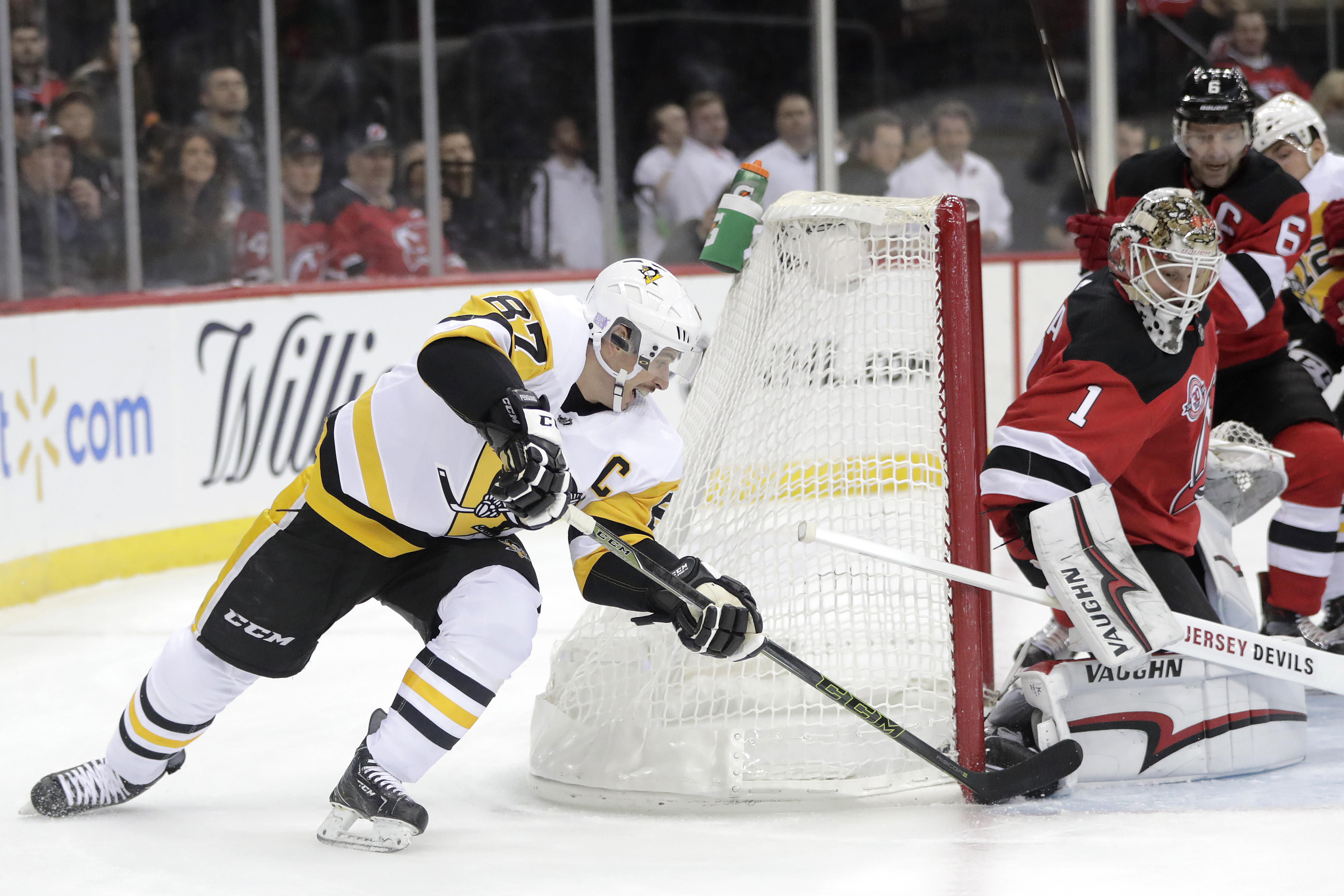 Penguins star Crosby skips practice with upper-body injury