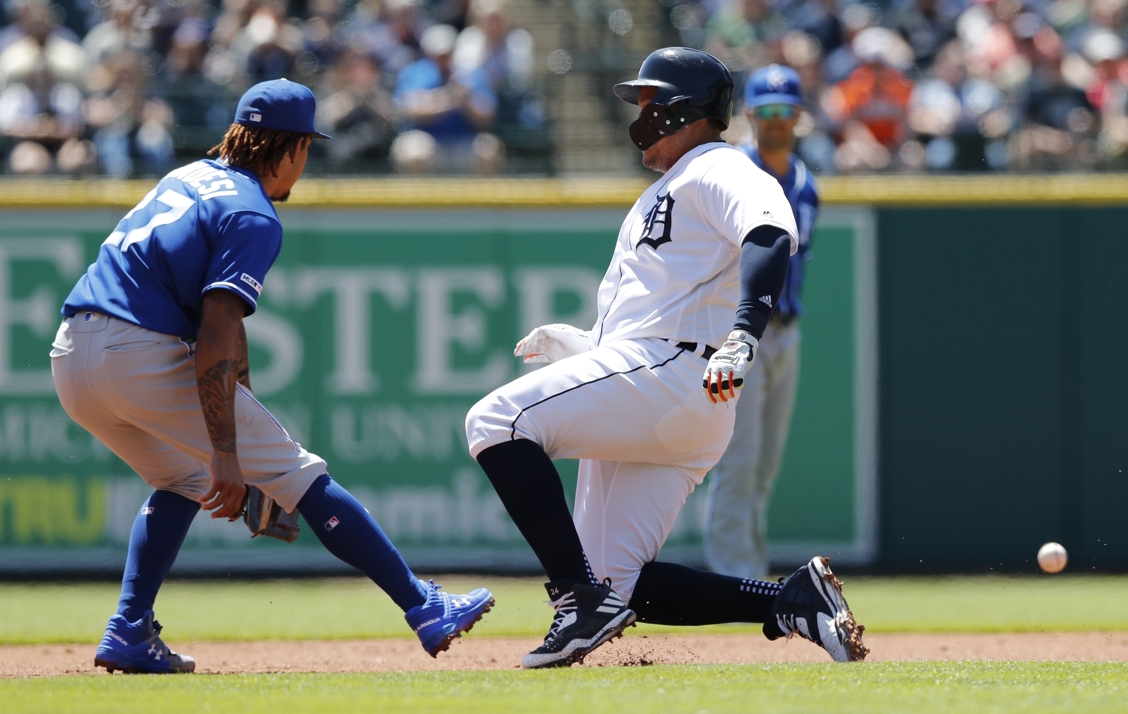 Dixon hits 3-run HR in 10th, Tigers beat Royals 5-2