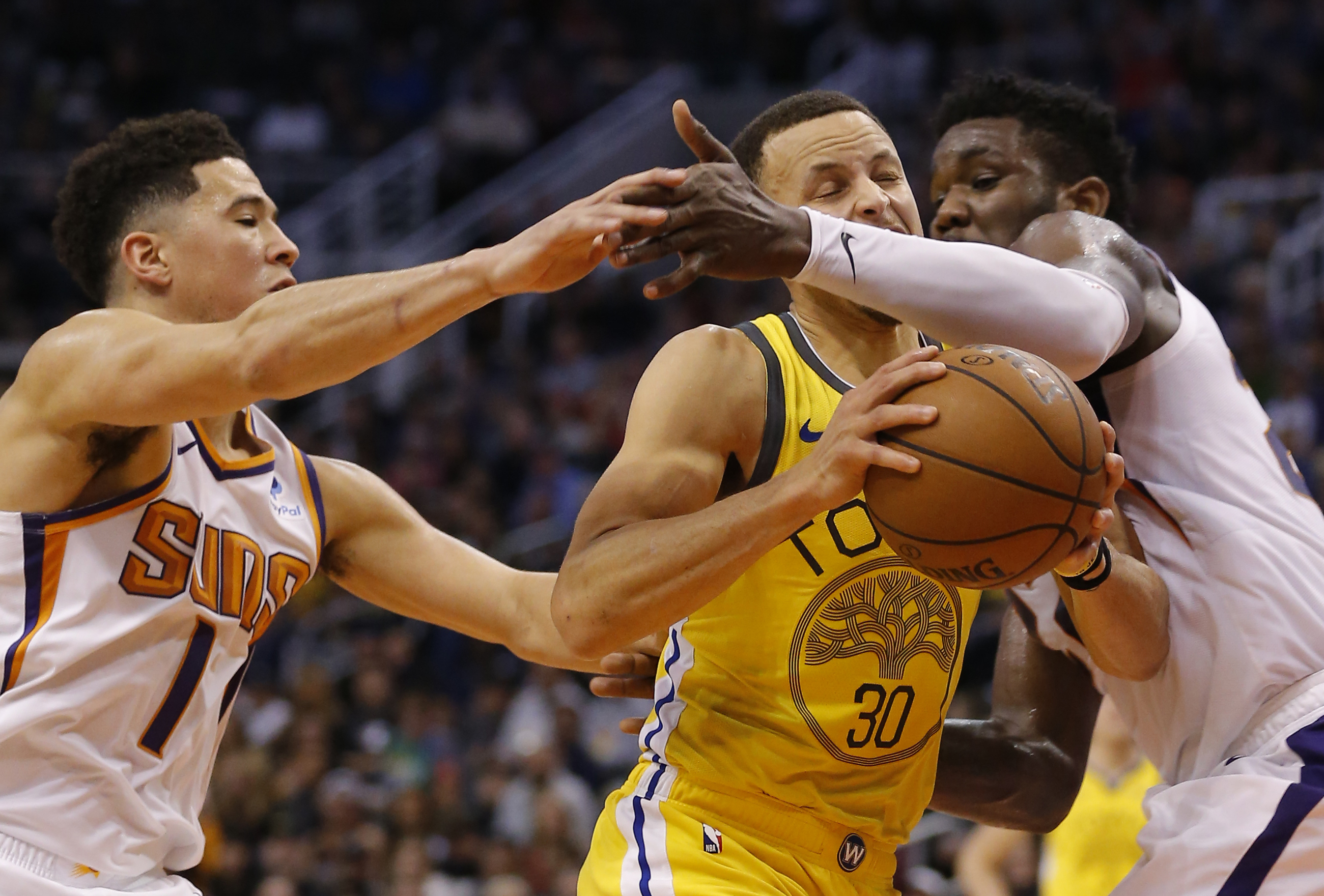 Curry’s 34 points help Warriors scorch Suns, 132-109