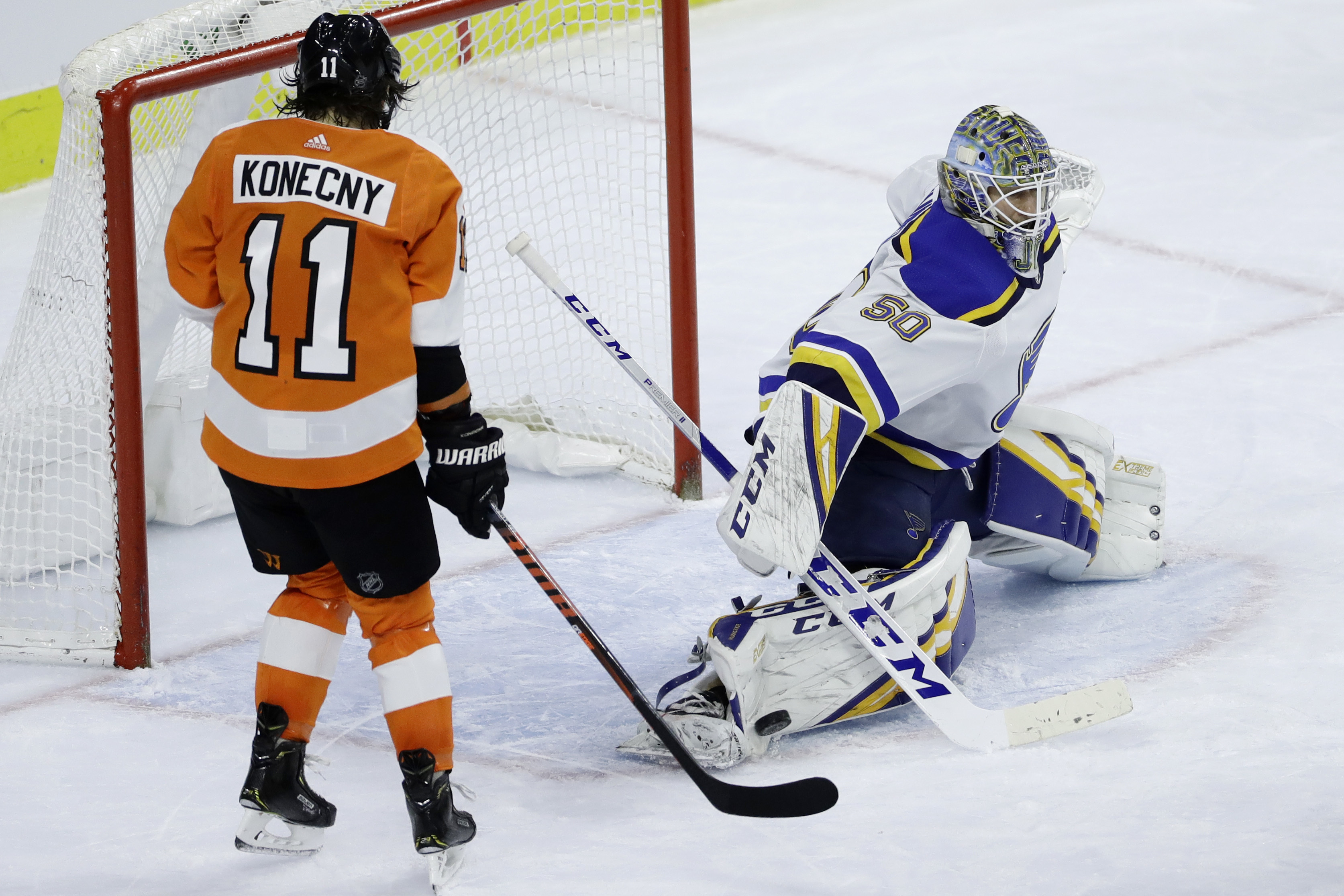 Binnington gets shutout in 1st start, Blues beat Flyers 3-0