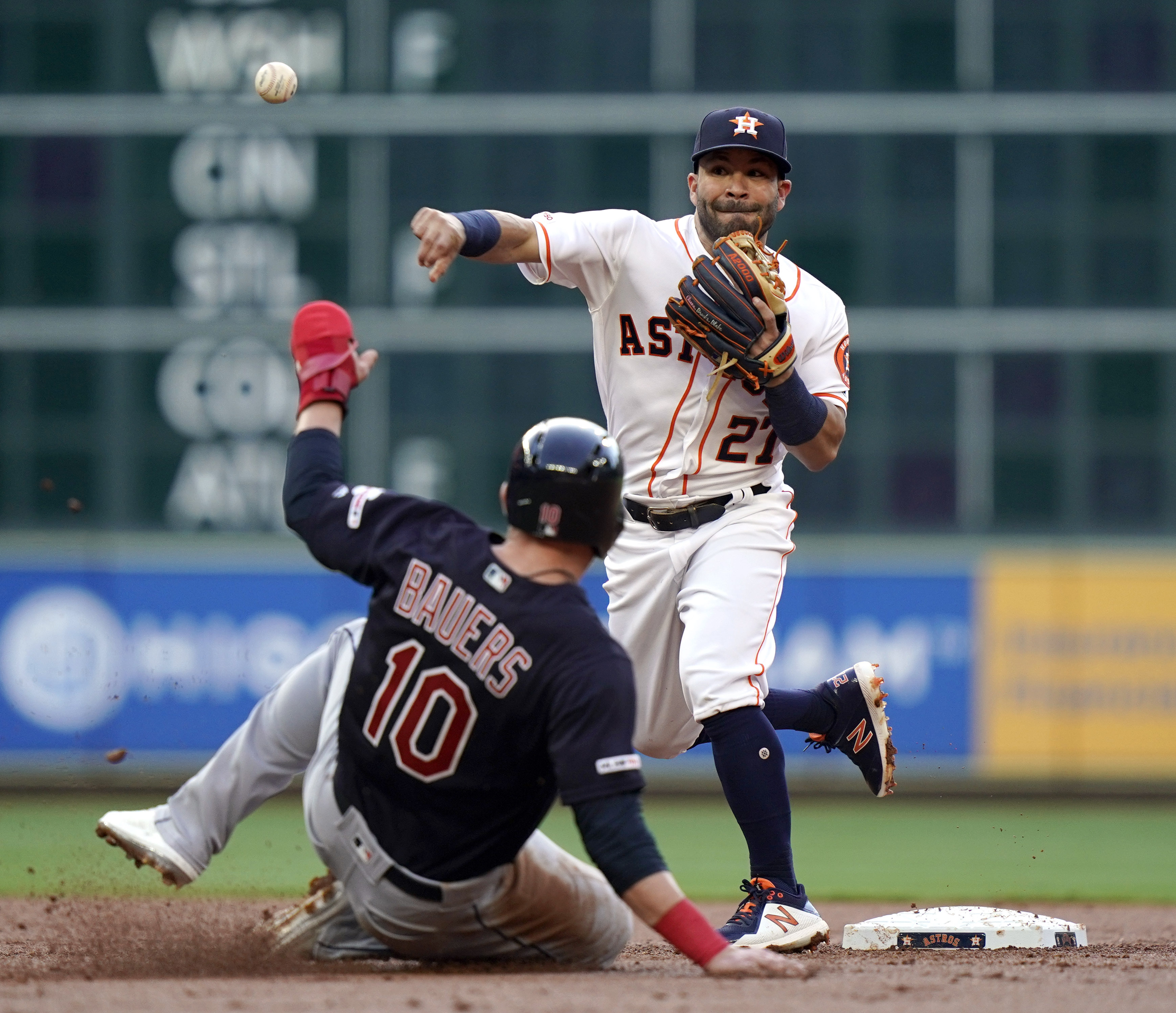 Astros' Altuve leaves game with left hamstring issue