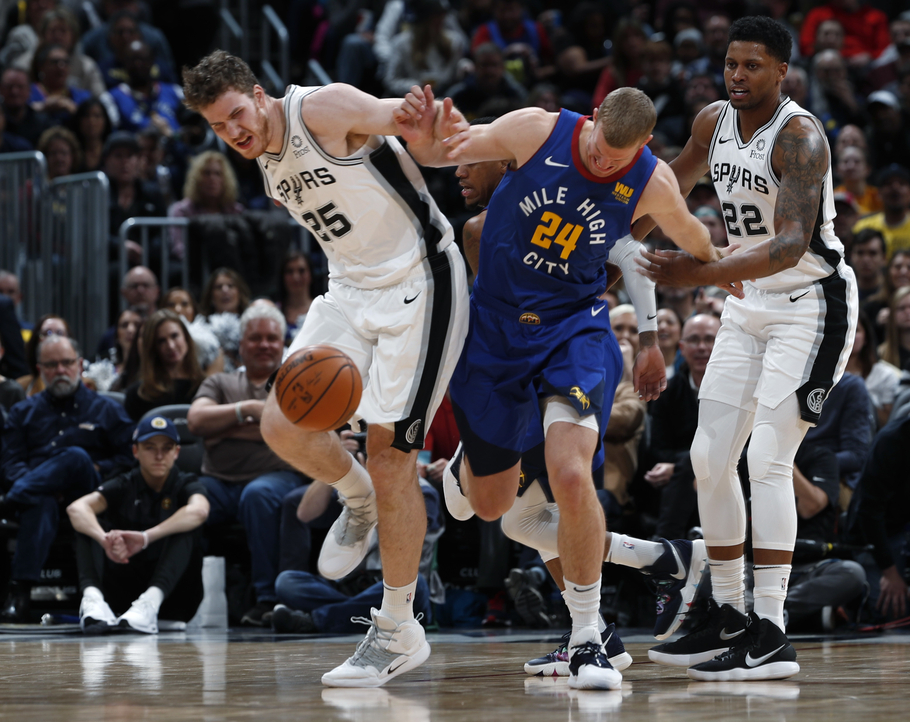 Murray helps Nuggets hold off Spurs 102-99