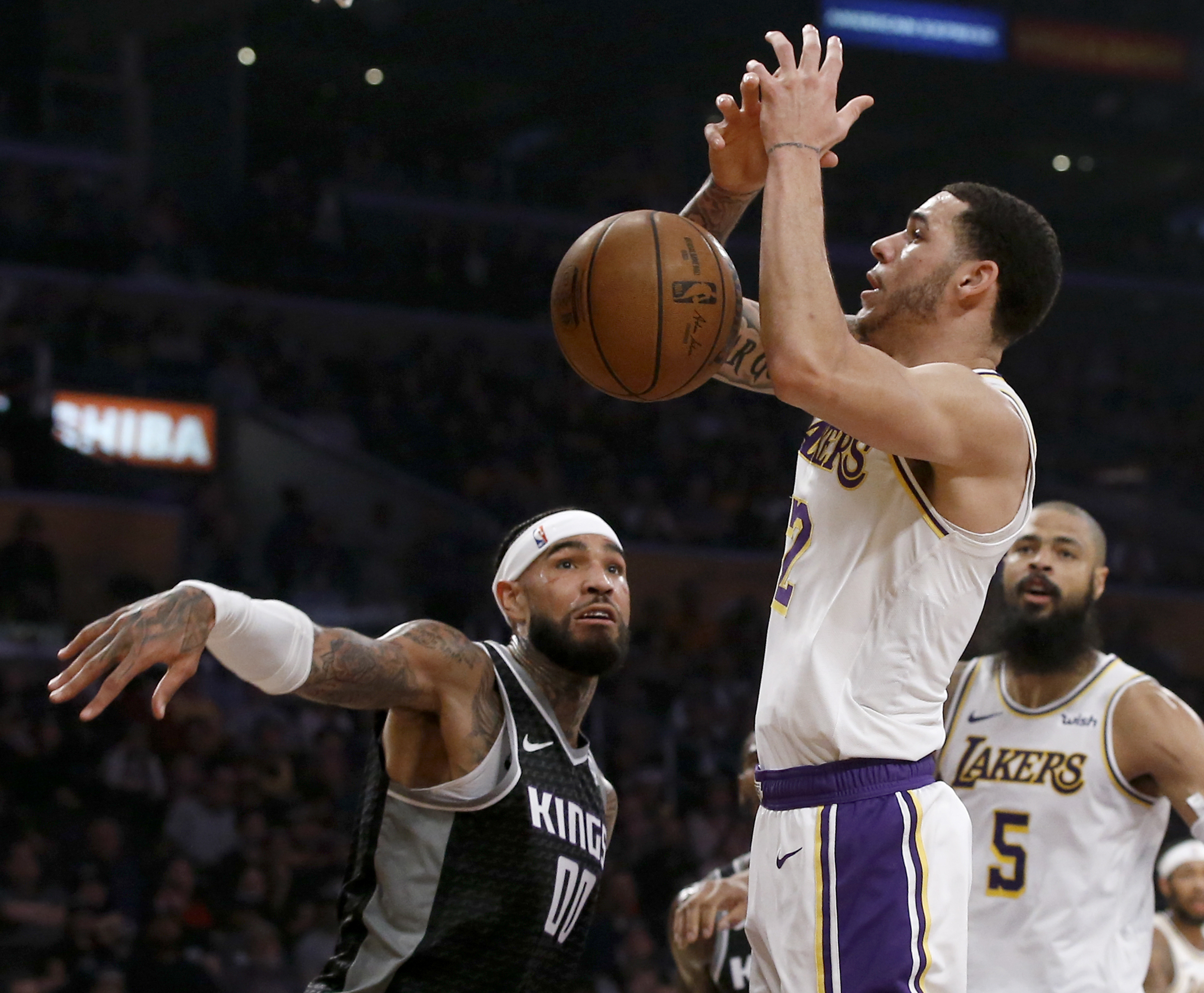 Lakers rally in 4th quarter, defeat Kings 121-112