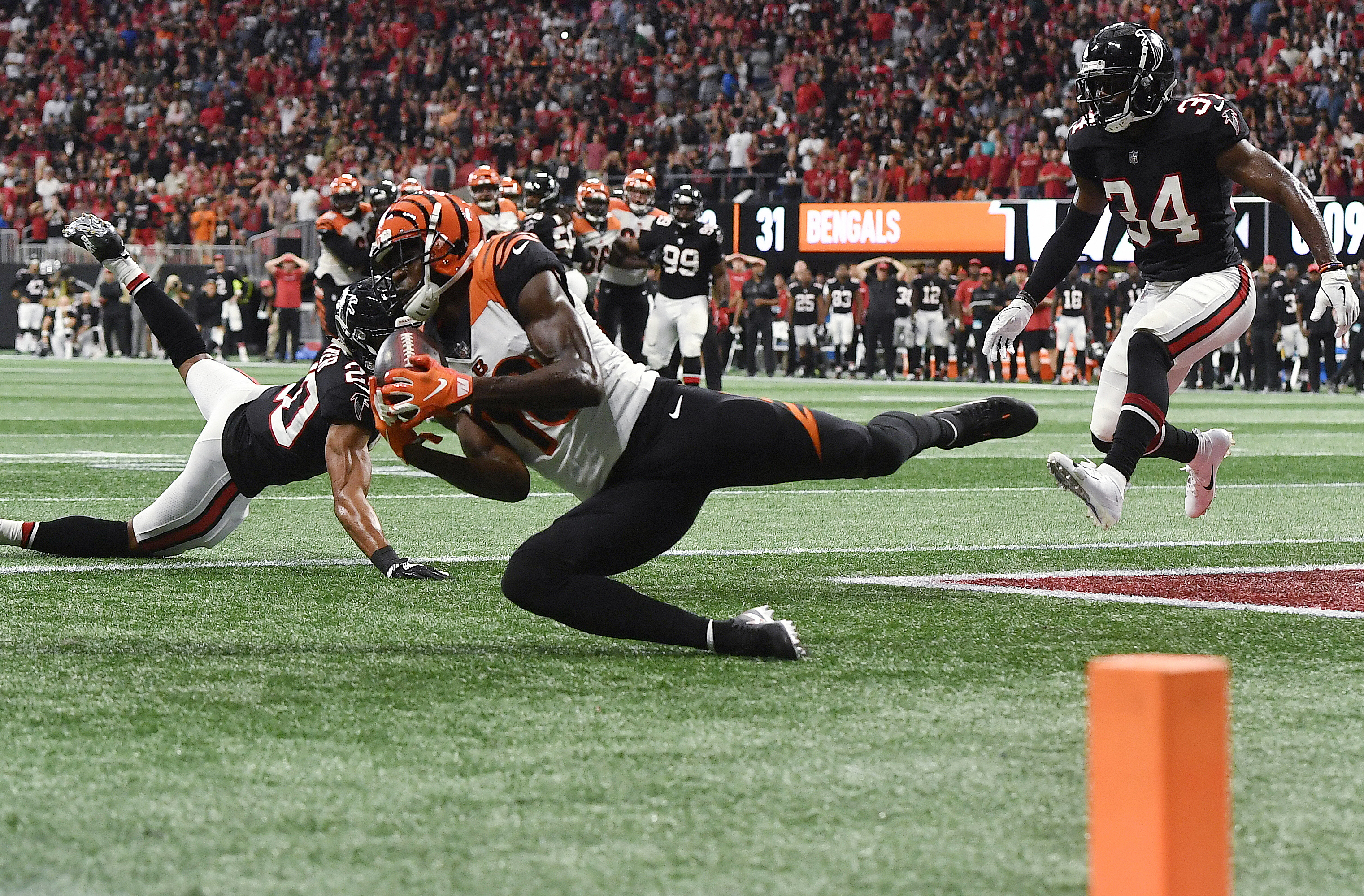 Bengals don't flinch, beat Falcons on Dalton's late TD pass