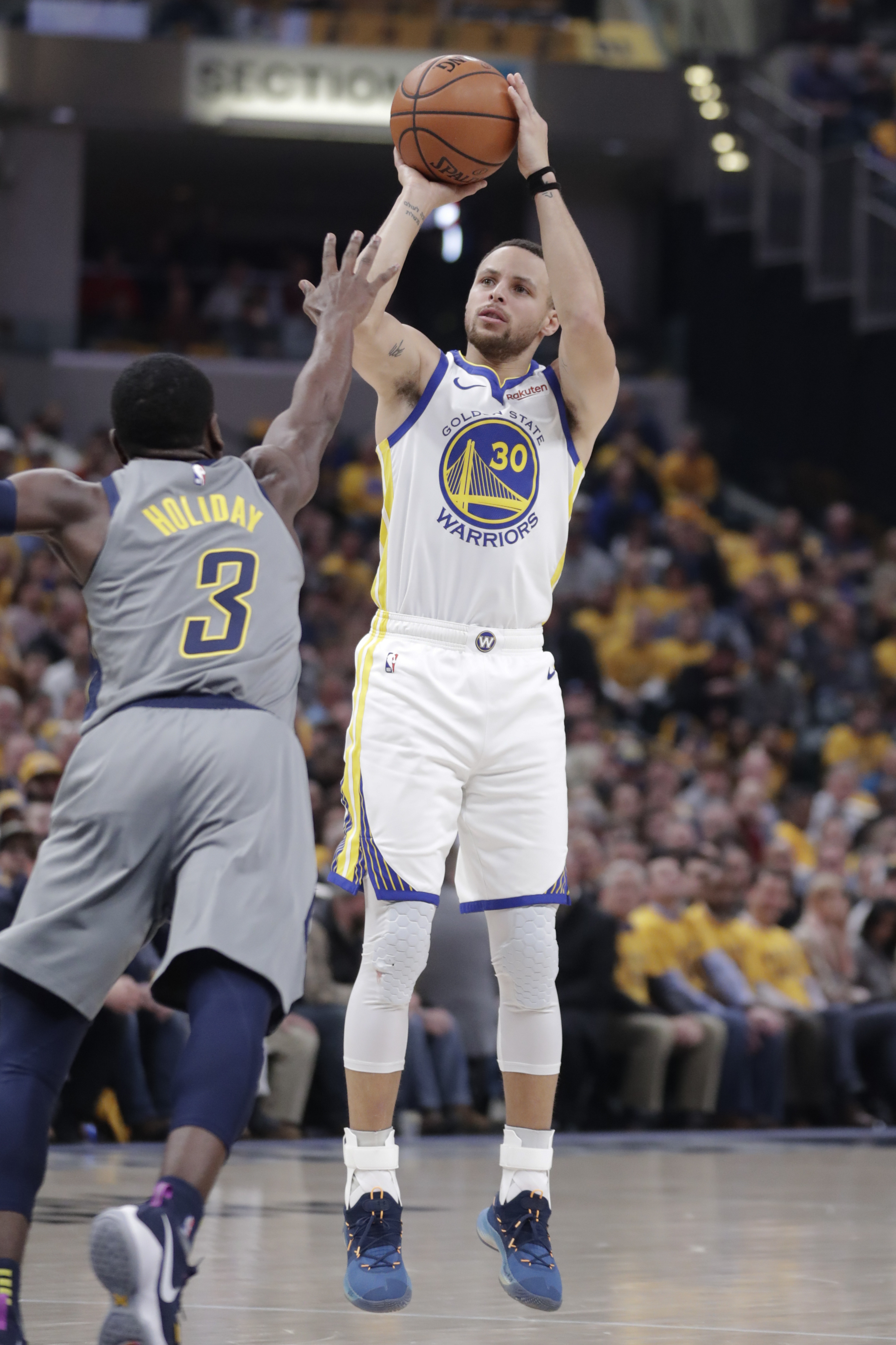 Curry’s hot hand sends Warriors past Pacers for 11th in row