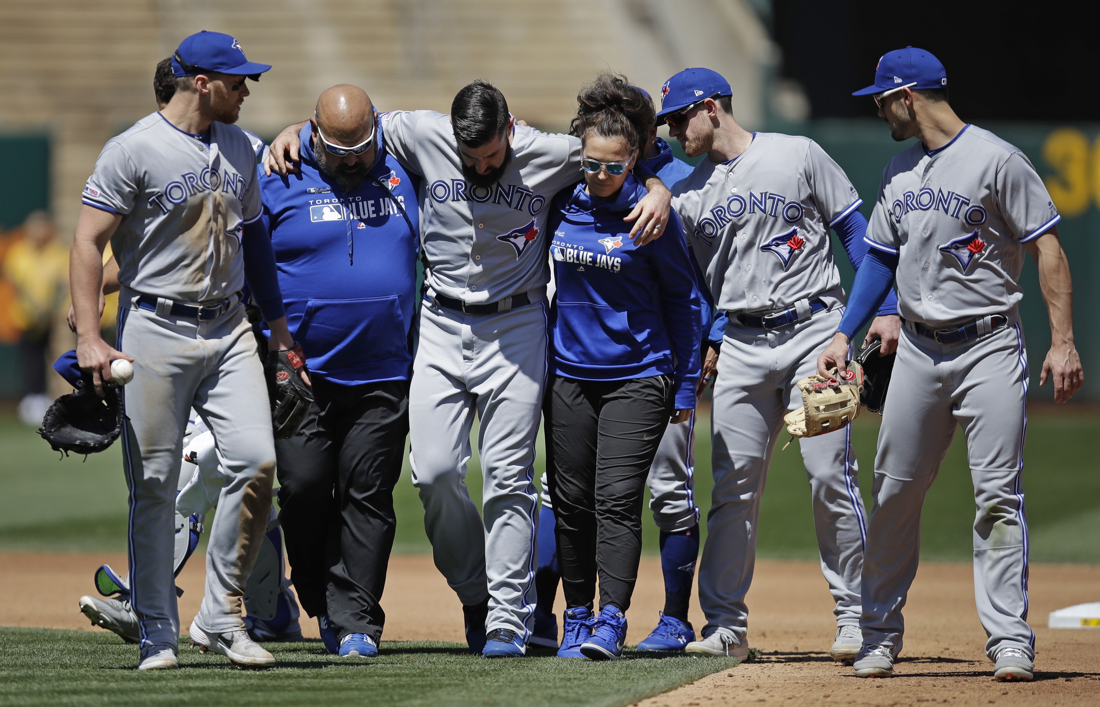 Blue Jays starter Matt Shoemaker hurts leg in rundown