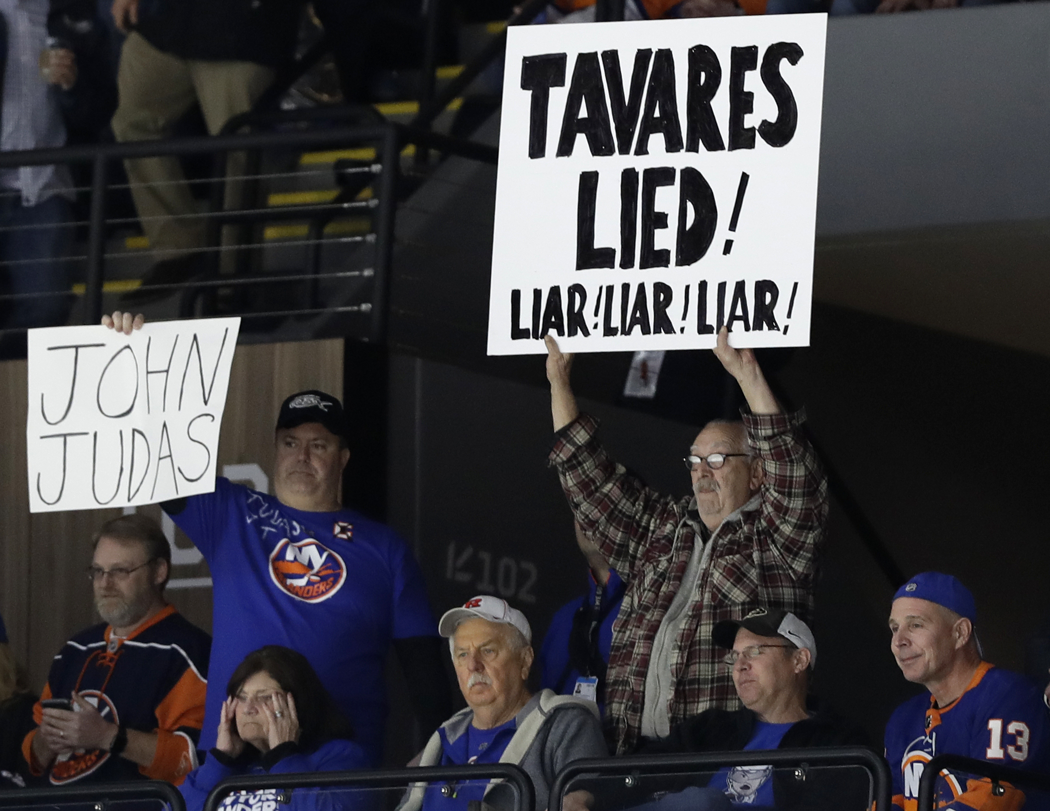 Cizikas helps Islanders beat Leafs 6-1 in Tavares’ return