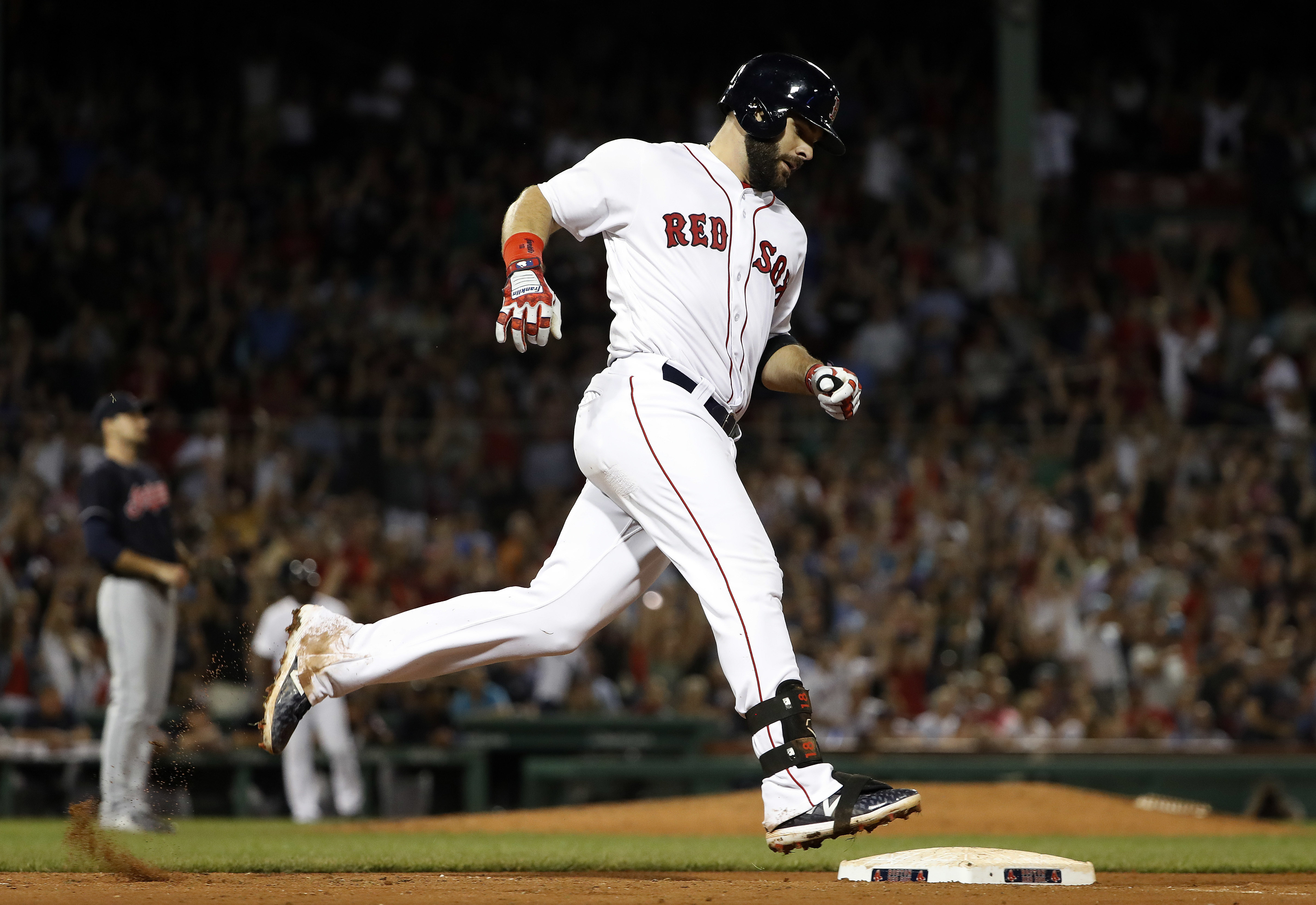 Red Sox 1B Moreland leaves game after sliding for foul pop